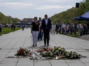 Przewodnicząca Sejmiku Teresa Kalina i dyrektor Wydziału Kultury UMWZ Bartłomiej Mroczkowski składają kwiaty pod Pomnikiem Czynu Polaków. 