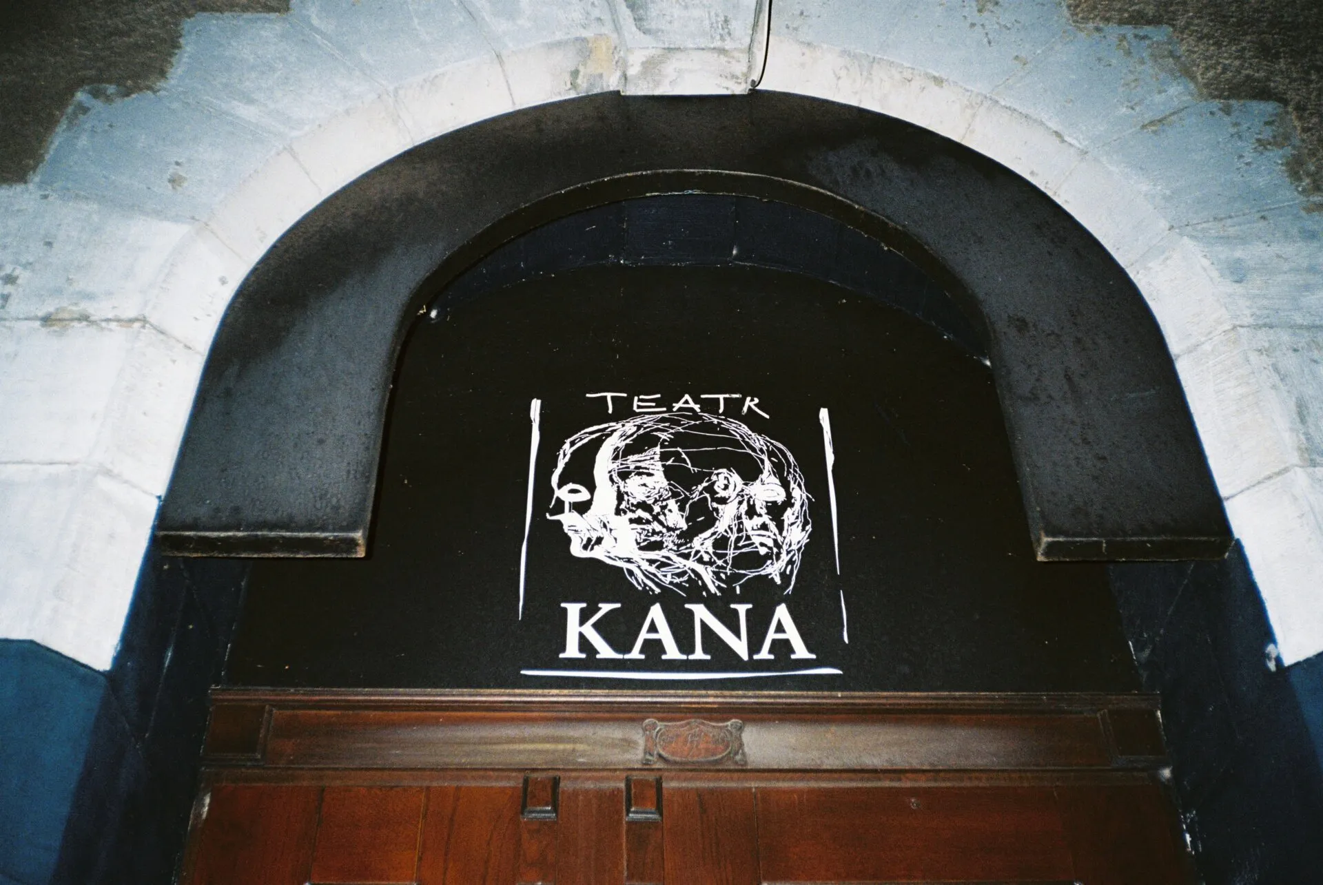 wejście do teatru kana