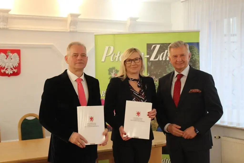 Strony porozumienia prezentują podpisaną umowę.