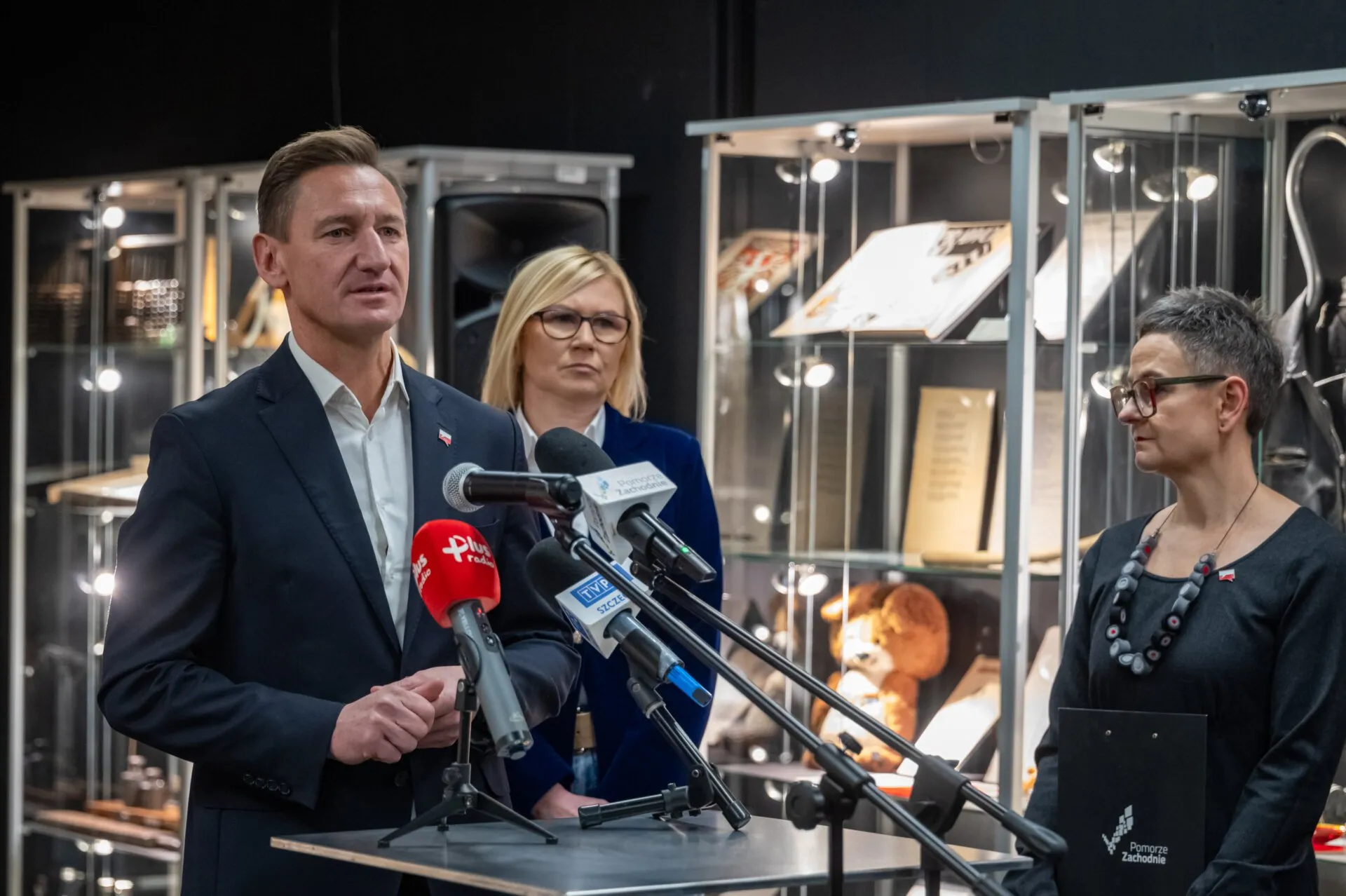 Od lewej: marszałek Olgierd Geblewicz, wicemarszałek Anna Bańkowska, rzeczniczka prasowa Gabriela Wiatr podczas konferencji prasowej