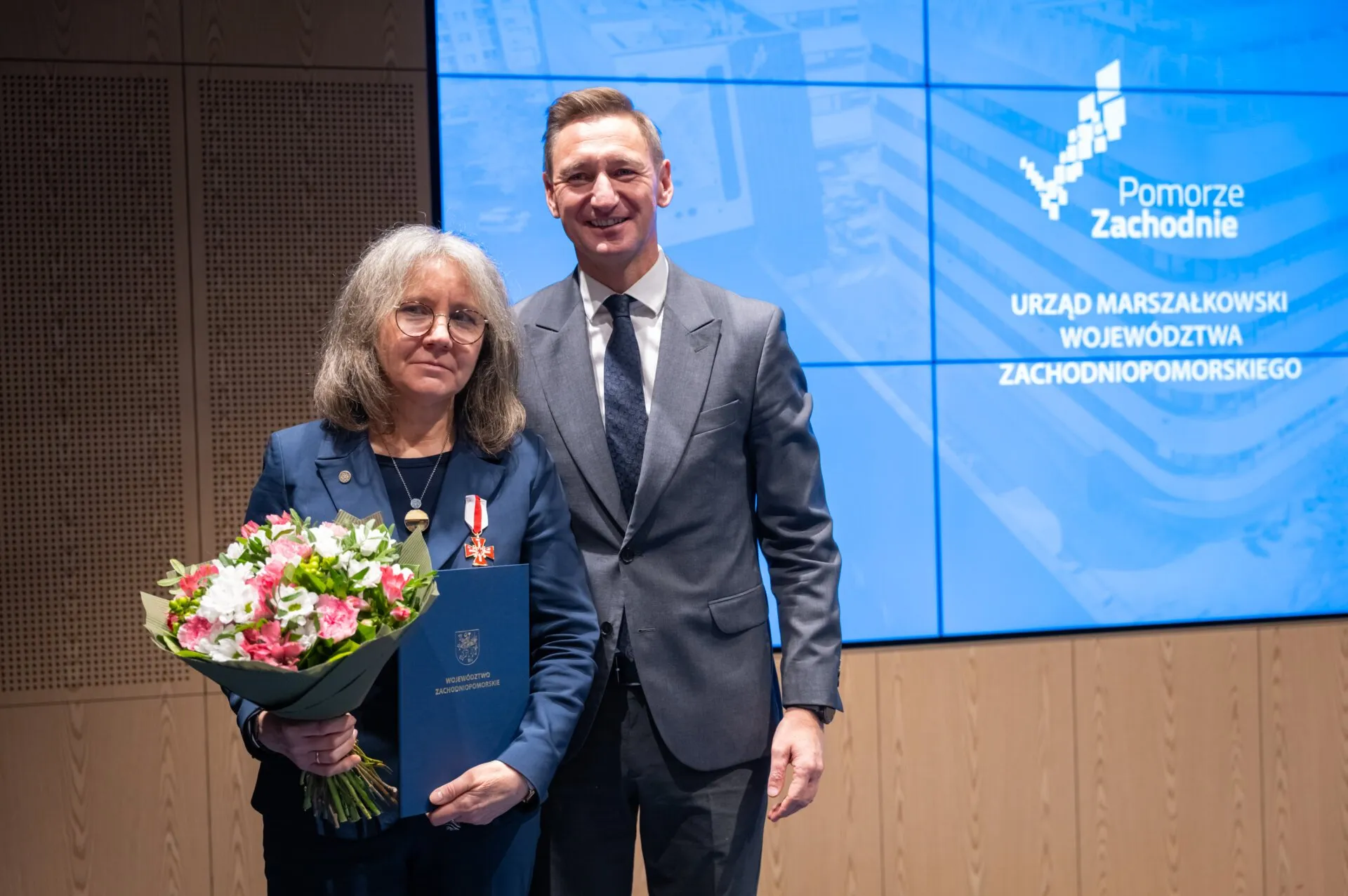 Dorota Rybarska-Jarosz po odznaczeniu Gryfem stoi na scenie z marszałkiem Olgierdem Geblewiczem