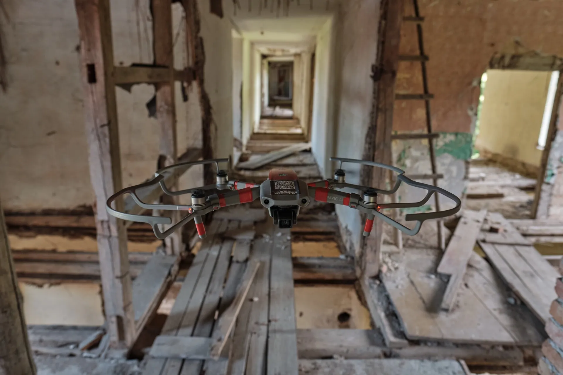 dron podczas pracy w zabytku