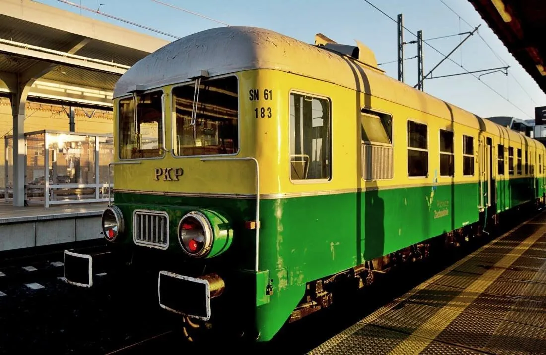 Wagon Ganz na torach na dworcu w Szczecinie