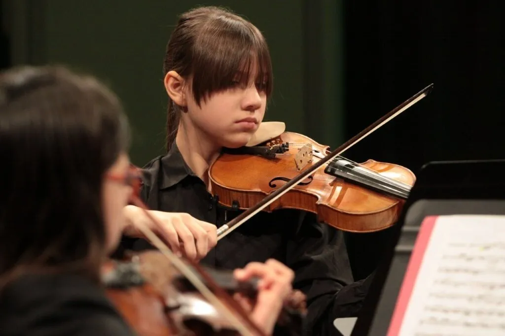 dziewczynki grające na skrzypcach