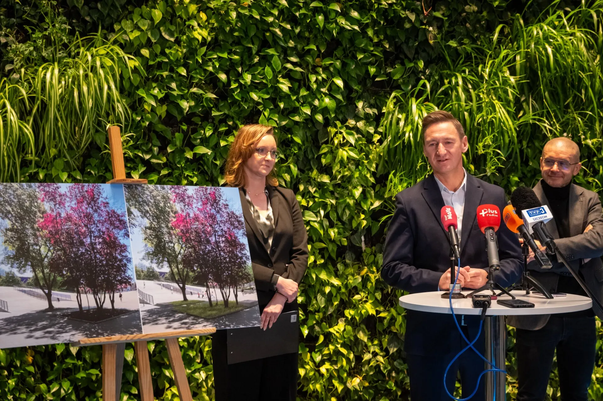 Uczestnicy konferencji: od lewej, dyrektor MNS Agnieszka Bortnowska, Marszałek Olgierd Geblewicz, architekt Robert Konieczny