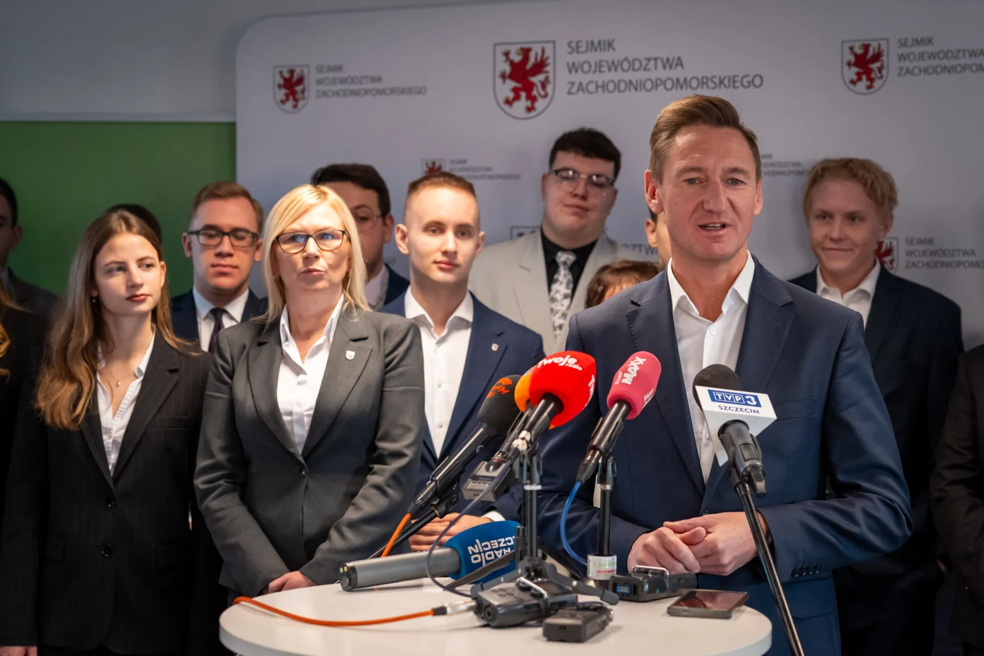 Konferencja prasowa z młodzieżą, na pierwszym planie Olgierd Geblewicz