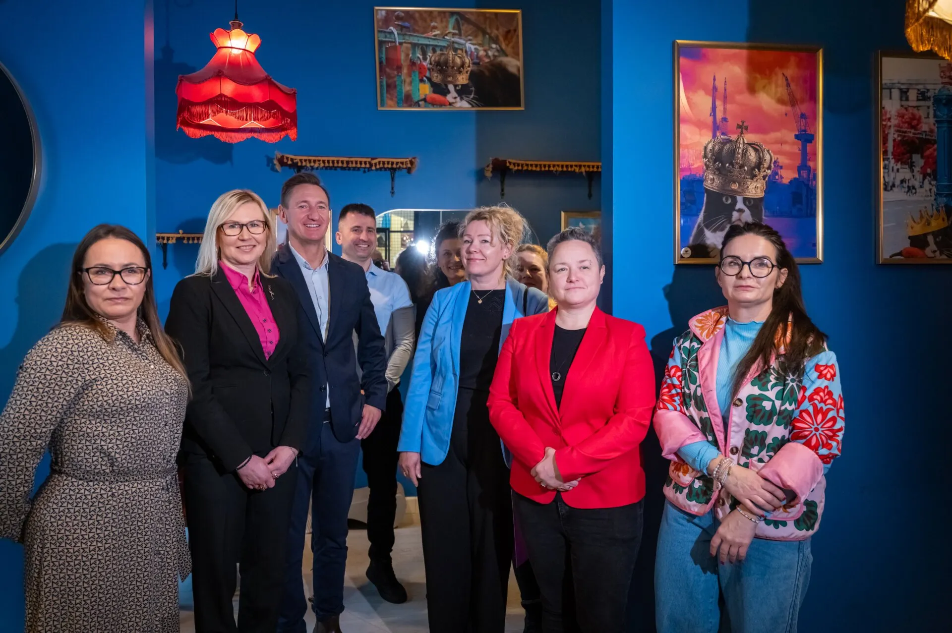 Wspólne zdjęcie Społeczniczek i Społeczników w kawiarni