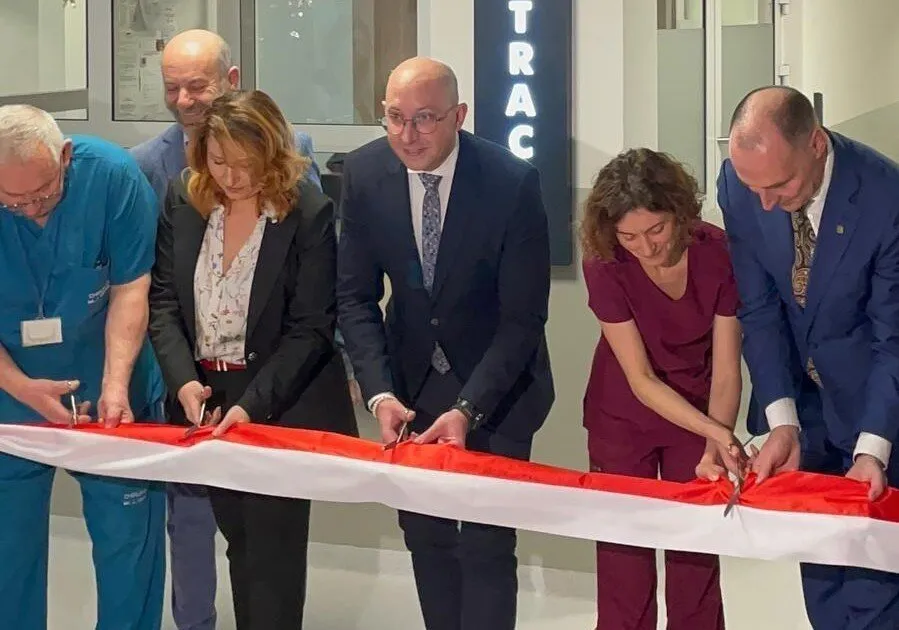 Goście otwarcia SOR przecinają wstęgę.