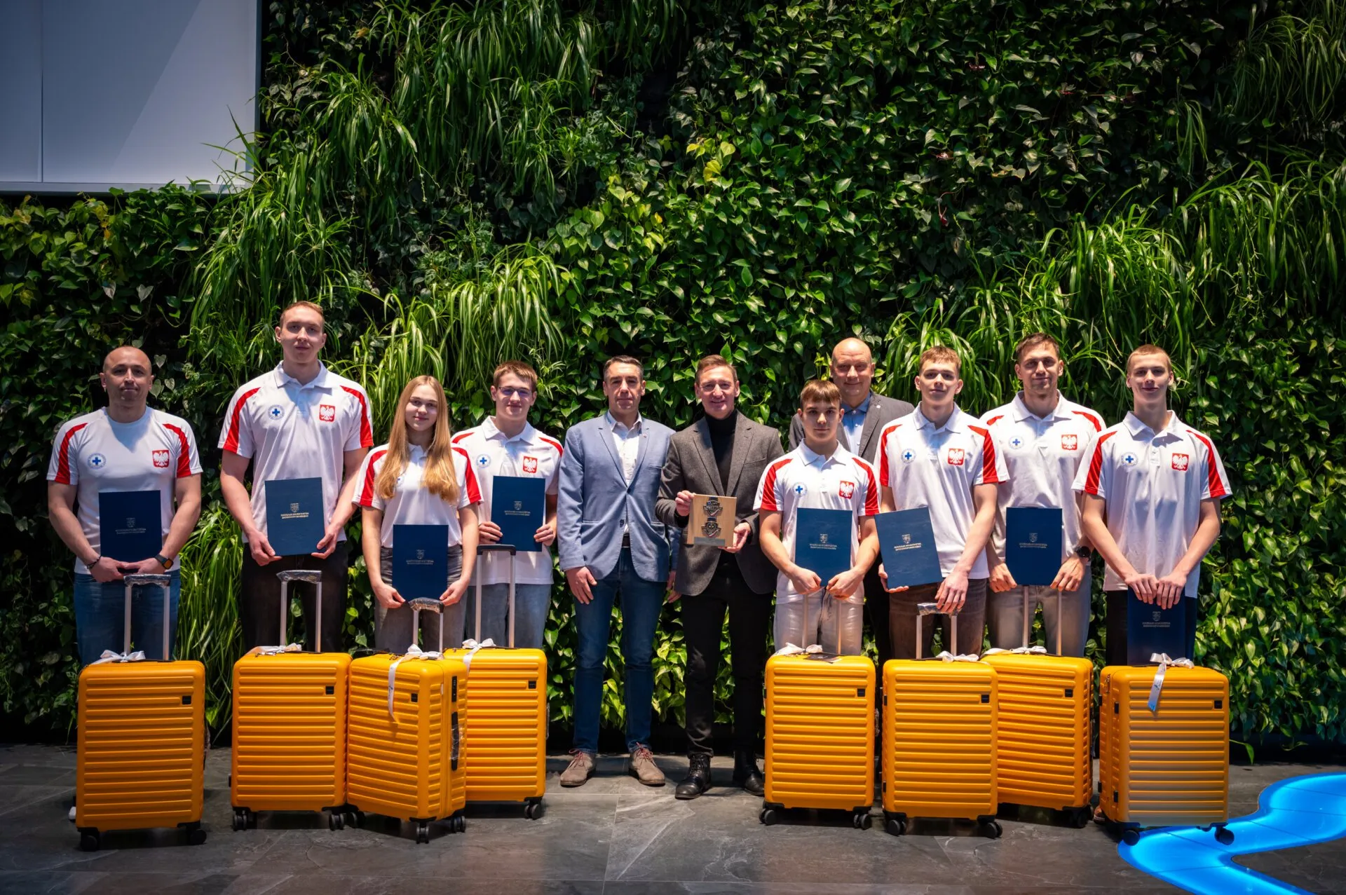 Zawodnicy Mistrzostw Europy w Ratownictwie Wodnym, po środku marszałek Olgierd Geblewicz, prezes WOPR oraz dyrektor CKS