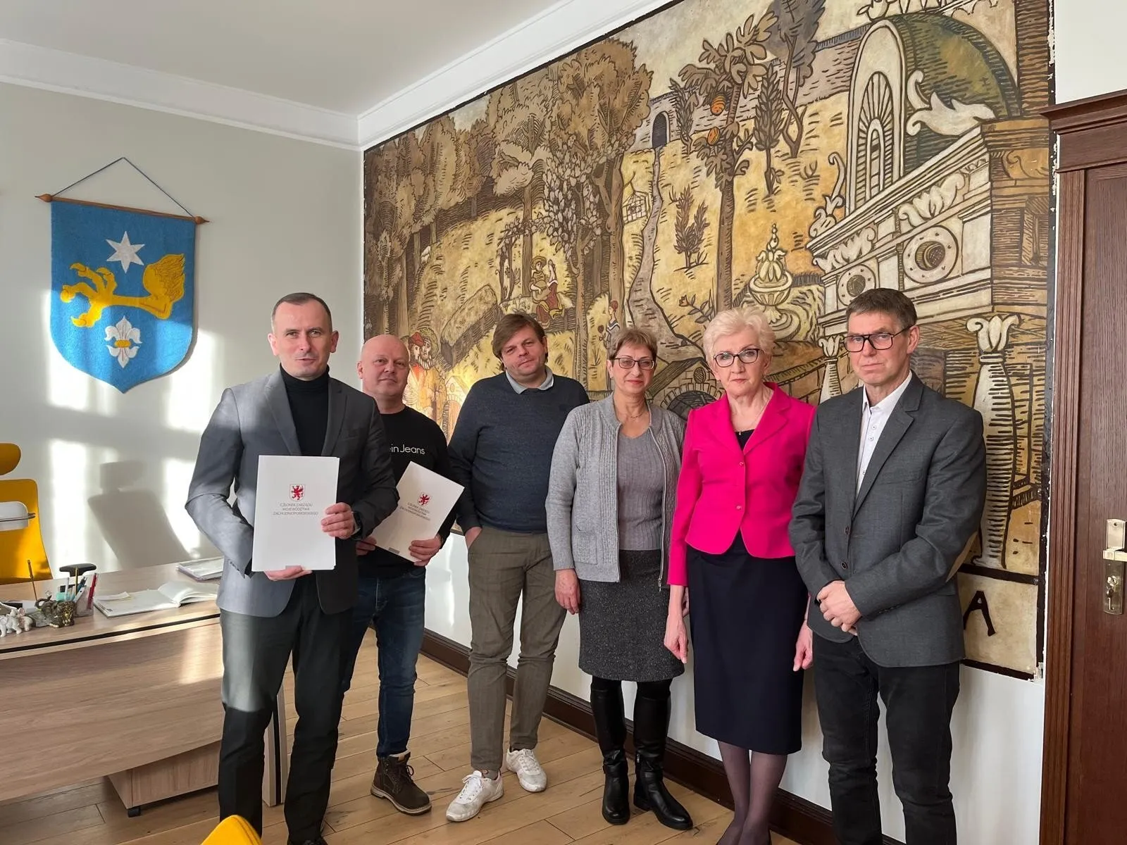Wspólne zdjęcie w urzędzie miejskim w Suchaniu po podpisaniu umowy