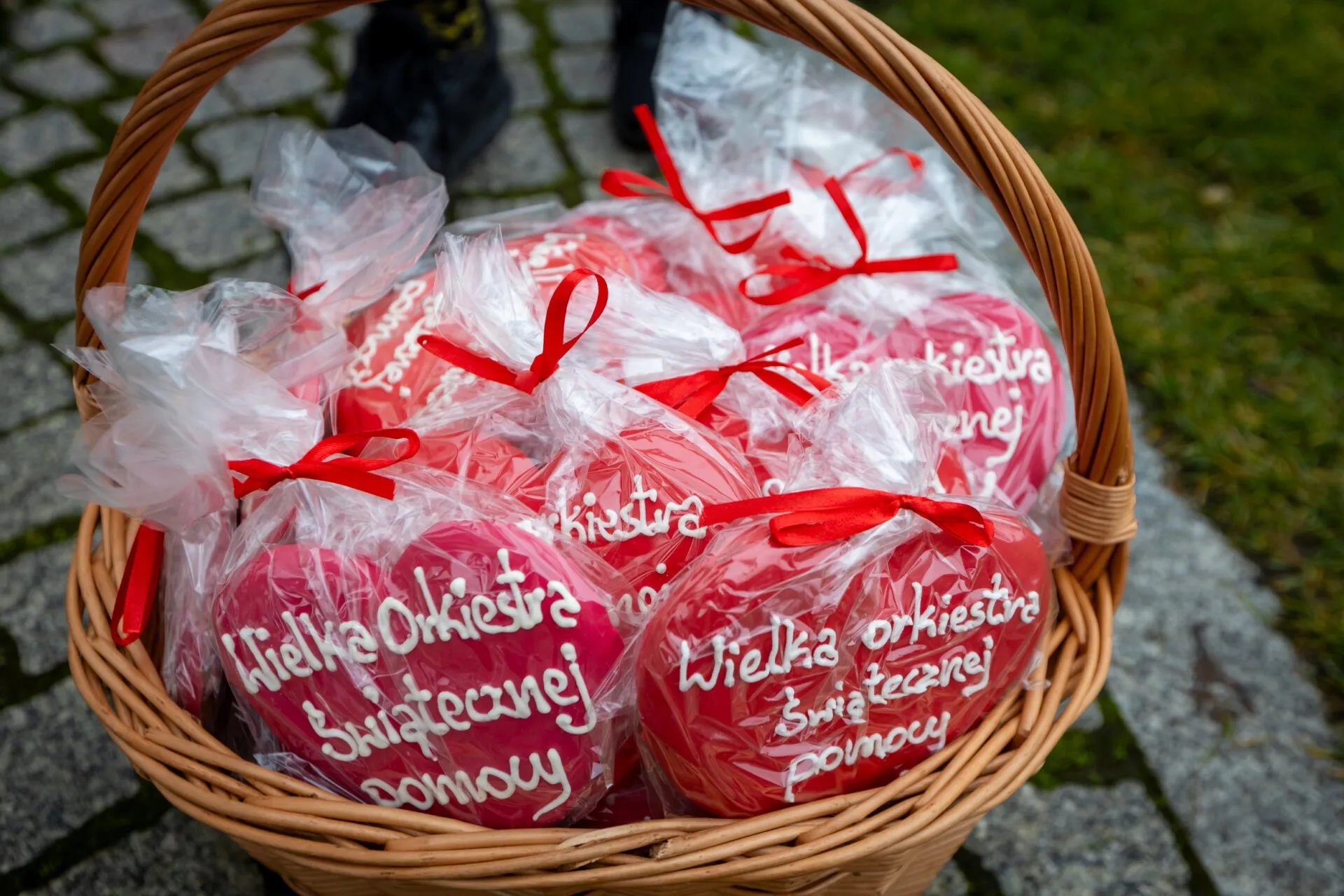 Serca w koszu z logo z napisem WOŚP.