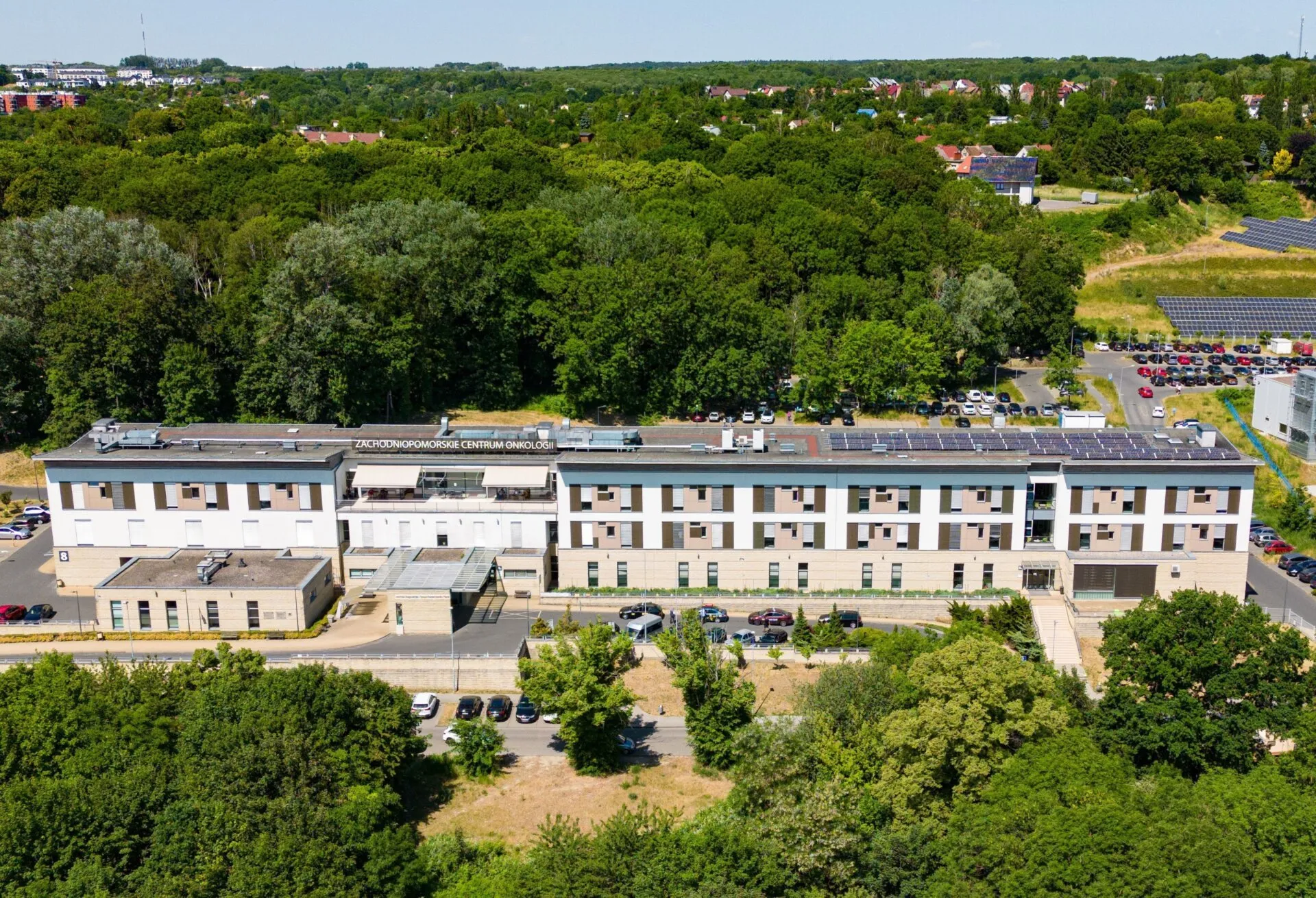 Widok na Zachodniopomorskie Centrum Onkologii w Szczecinie z lotu ptaka.
