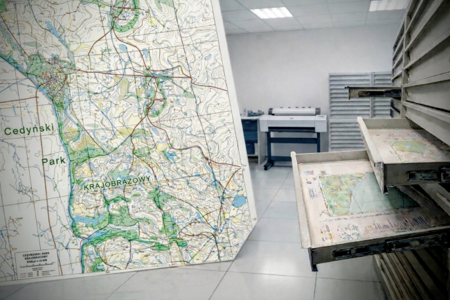 Pomieszczenie z szafami mapowymi i ploterem.