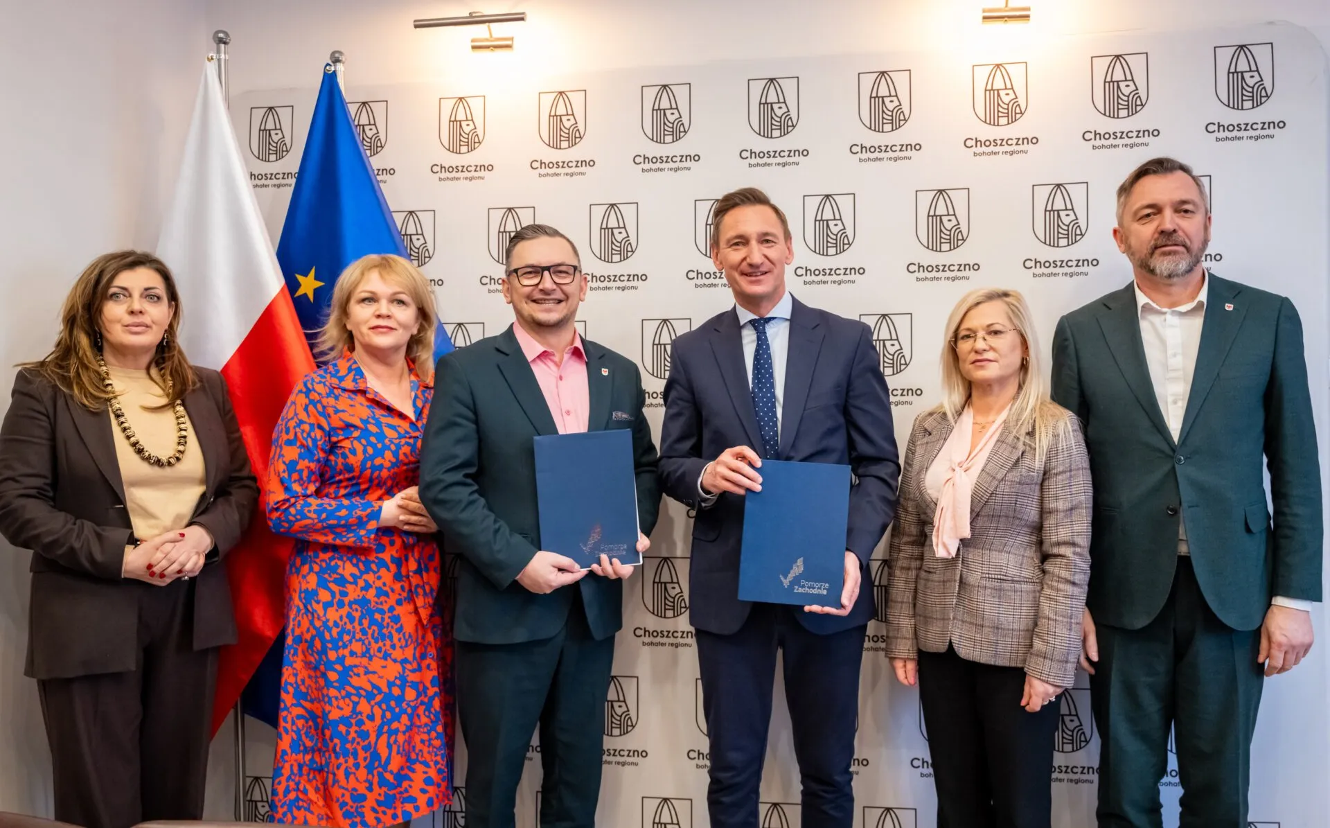 wspólne zdjęcie po podpisaniu umowy