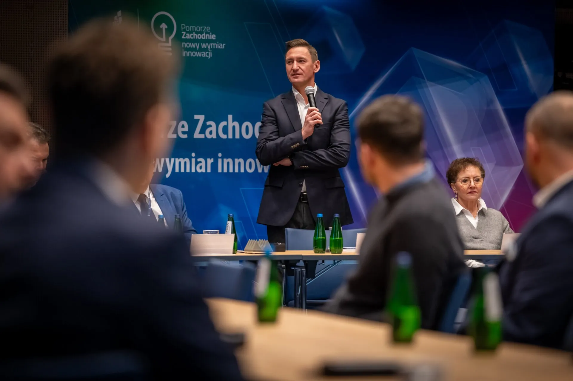 Marszałek Olgierd Geblewicz przemawia podczas konferencji w sali Delfin