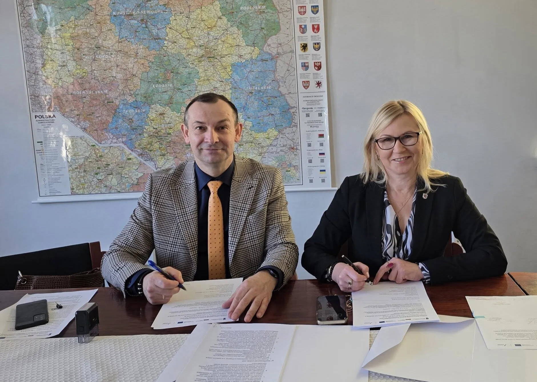 Od prawej: Wicemarszałkini Anna Bańkowska i burmistrz Krzysztof Gwóźdź podpisują umowę