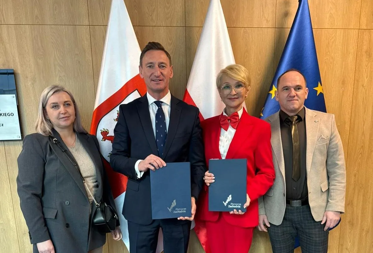 wspólne zdjęcie gości spotkania - w środku stoją marszałek i prezydentka Kołobrzegu