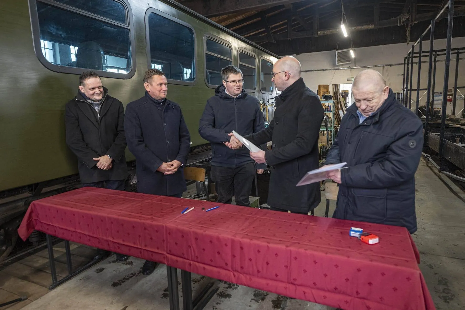 Strony umowy gratulują sobie podpisania umowy.