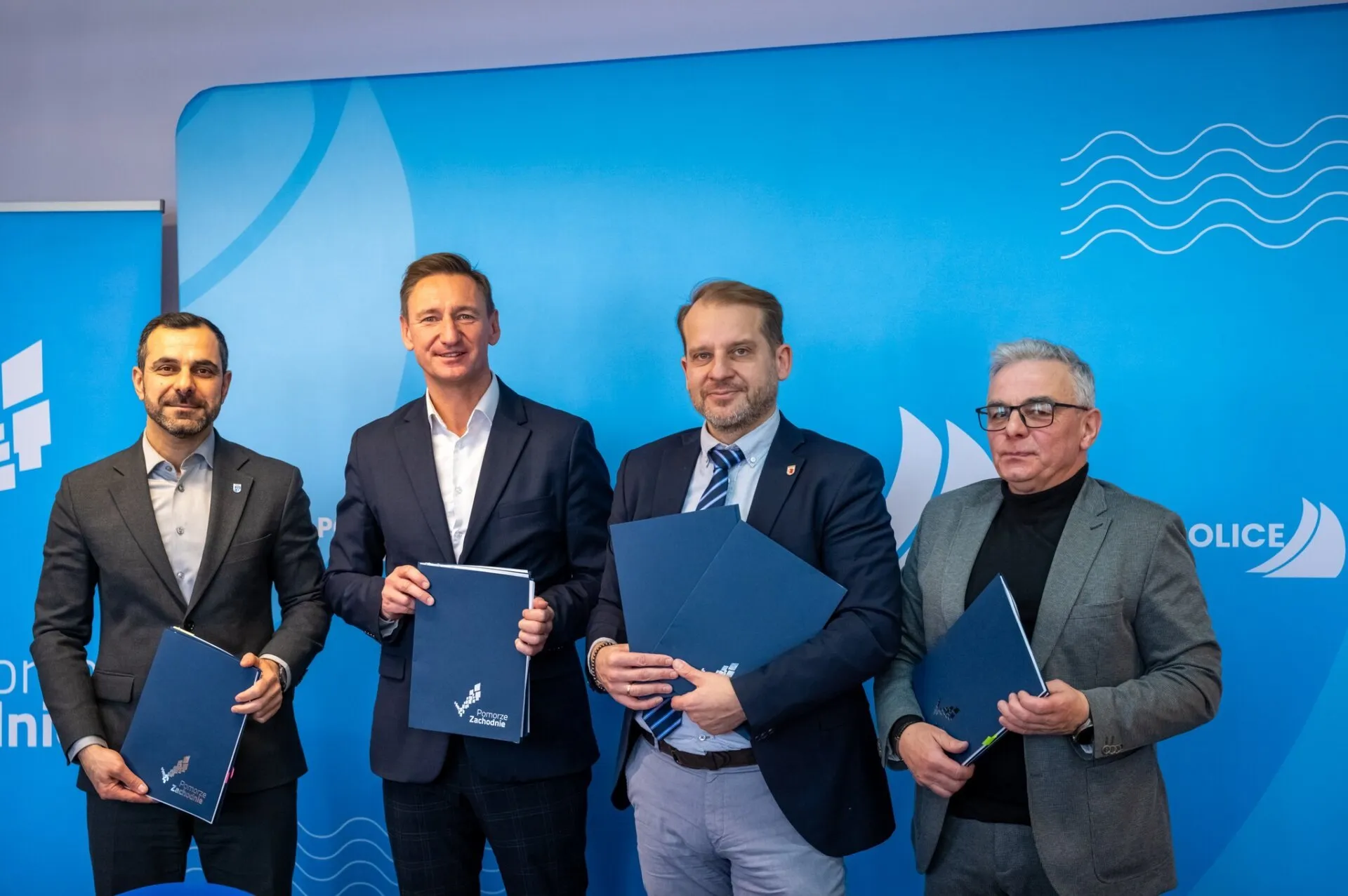 Marszałek Geblewicz i beneficjenci prezentują podpisane umowy.