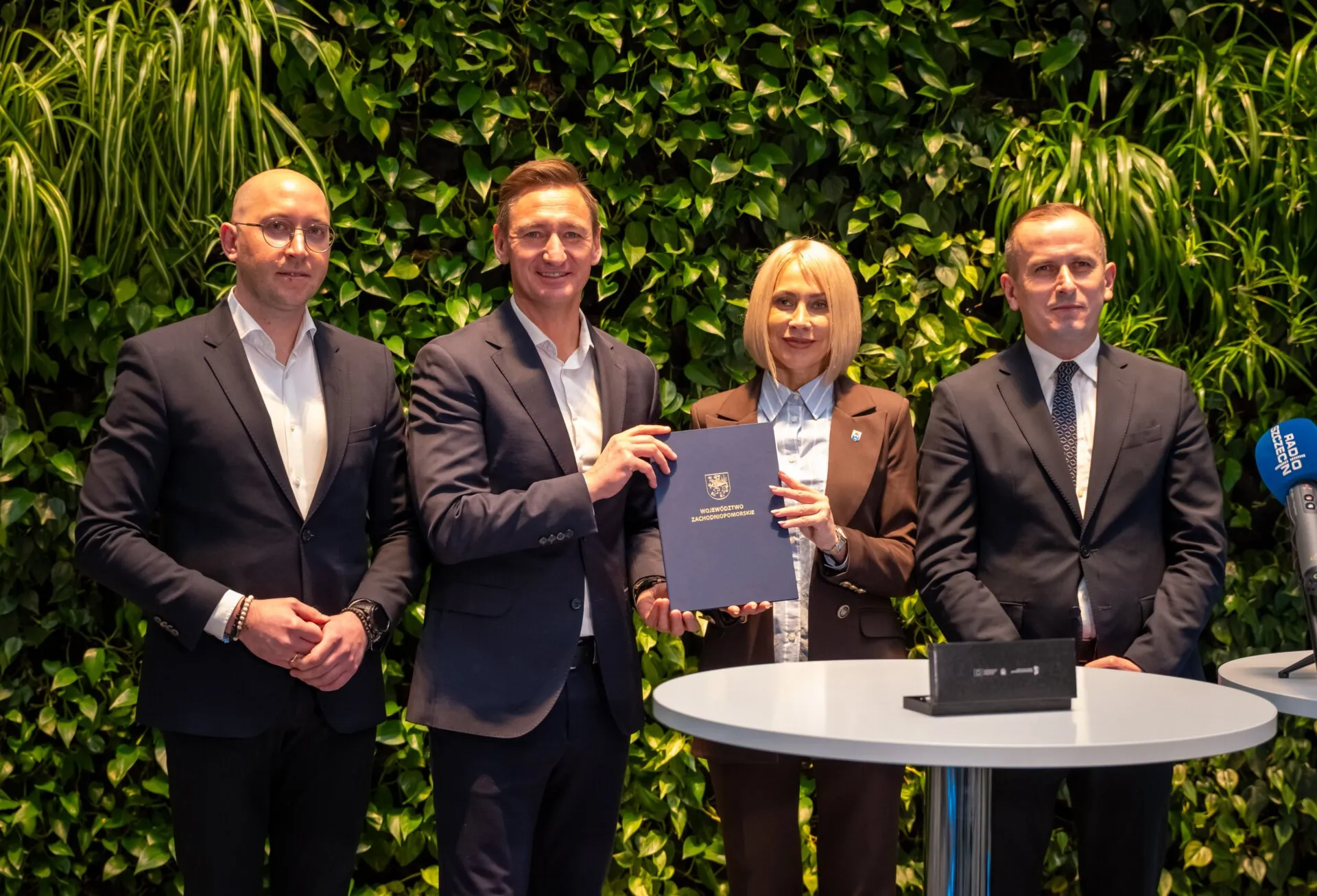 Od lewej: Wicemarszałek Jakub Kowalik, marszałek Olgierd Geblewicz, burmistrz Pyrzyc Marzena Podzińska, członek zarządu Marcin Łapeciński, na zielonej ściance w atrium