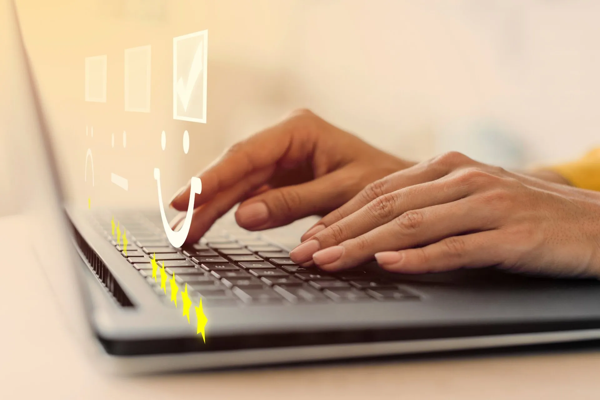 Dłonie na klawiaturze laptopa