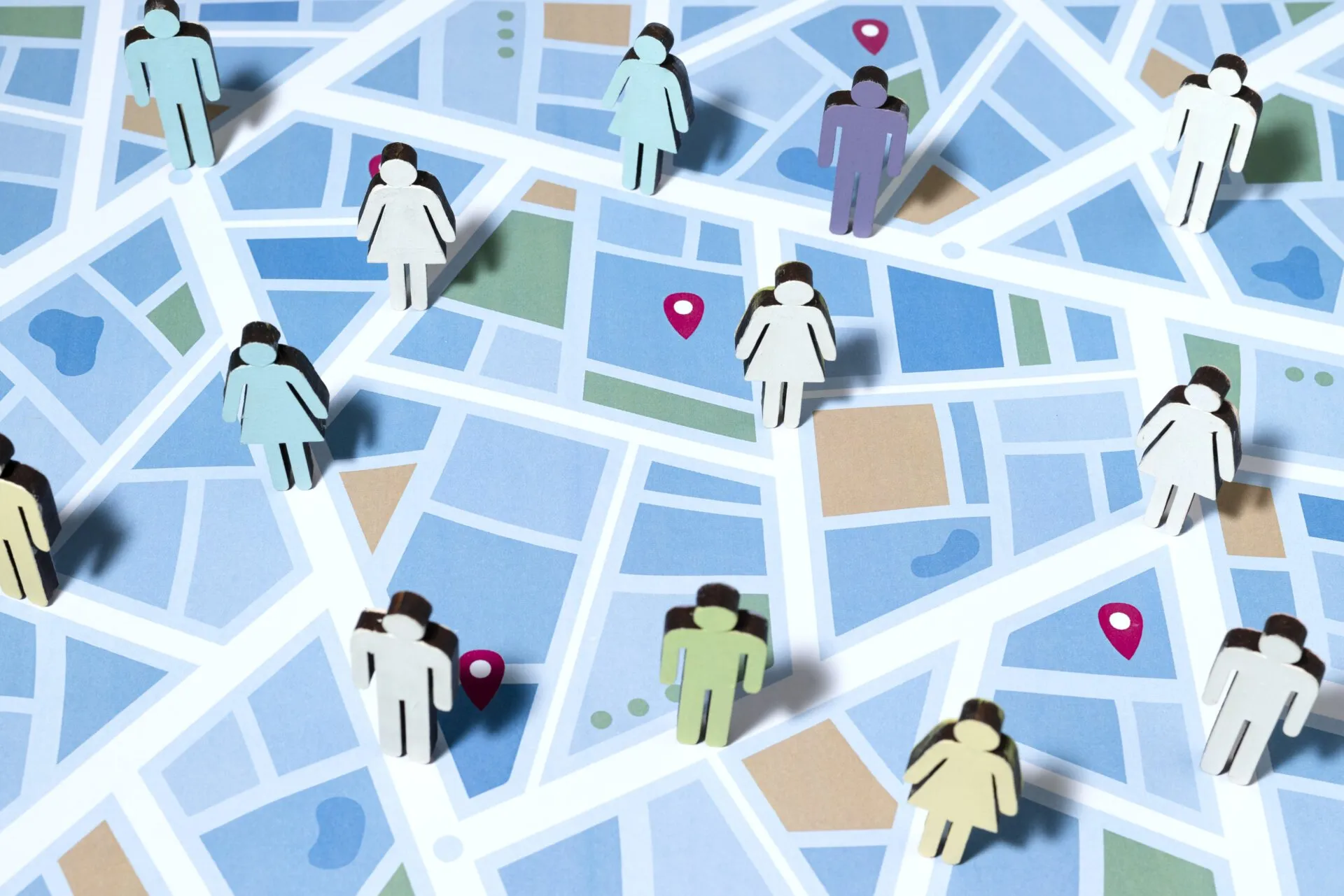 sylwetki ludzi na mapie