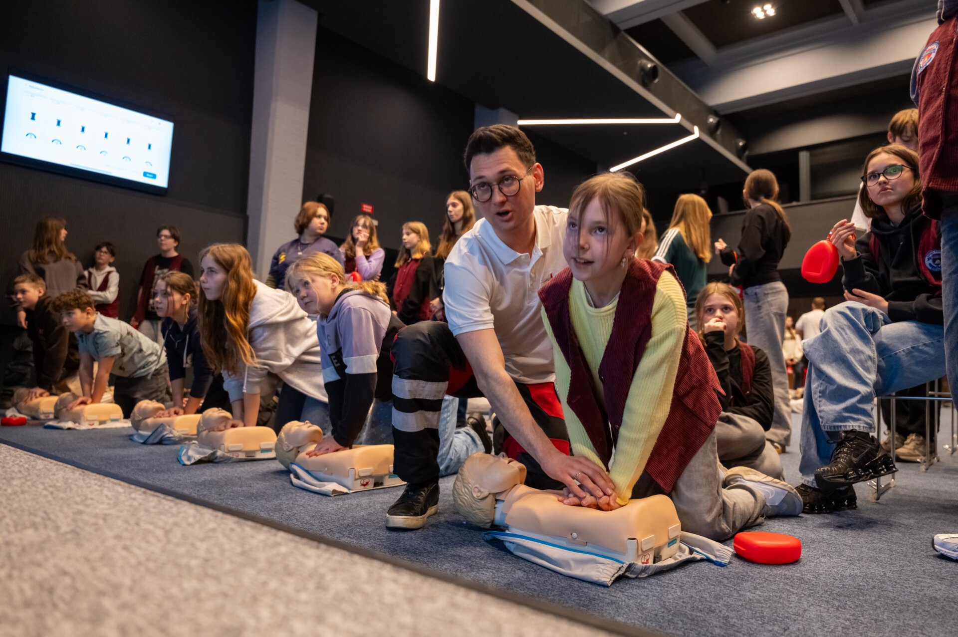 Młodzież uczy się, jak troszczyć się o innych i dbać o własne bezpieczeństwo. Nowy cykl warsztatów