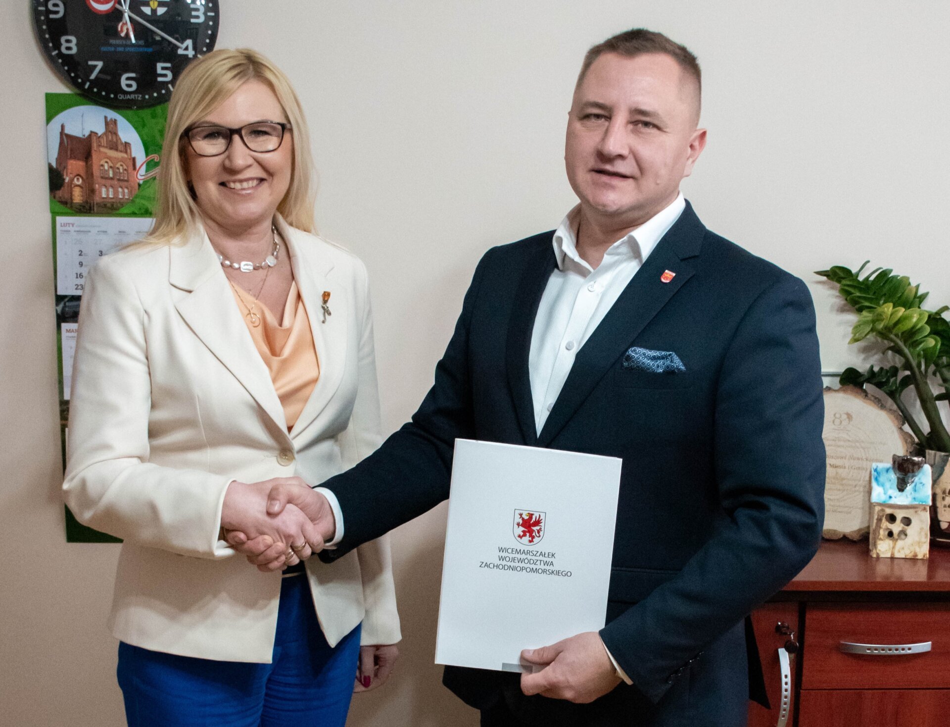 przekazanie umowy - po lewej wicemarszałkini, po prawej burmistrz Człopy