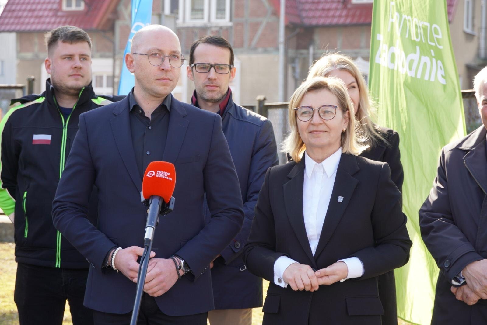 Wicemarszałek Kowalik mówi do mikrofonu o trzecim etapie przebudowy DW 163