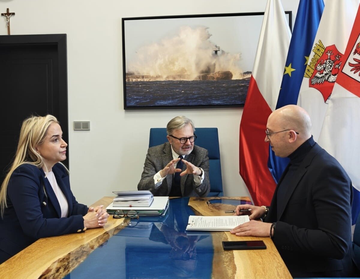 spotkanie w urzędzie miasta w Darłowie z udziałem burmistrza (w środku), po lewej prezes MPEC po lewej wicemarszałek Jakub Kowalik