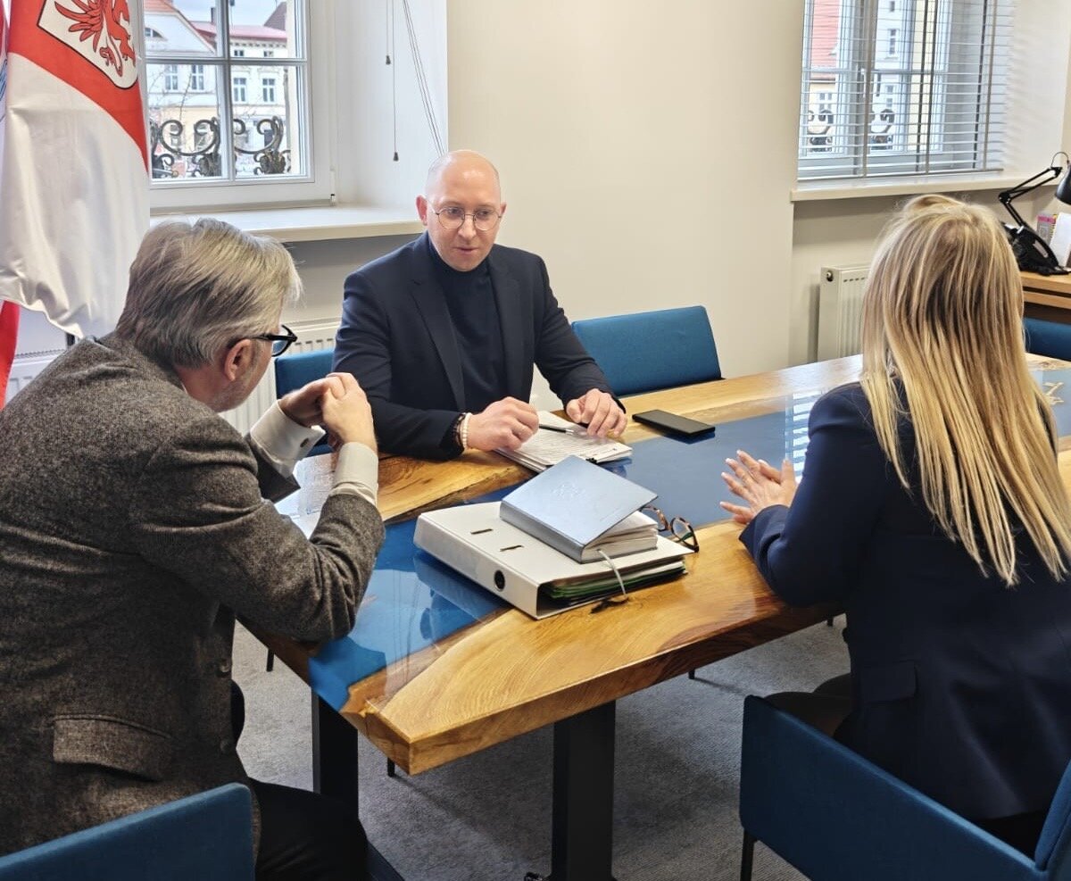 spotkanie w urzędzie miasta w Darłowie podczas którego została podpisana umowa