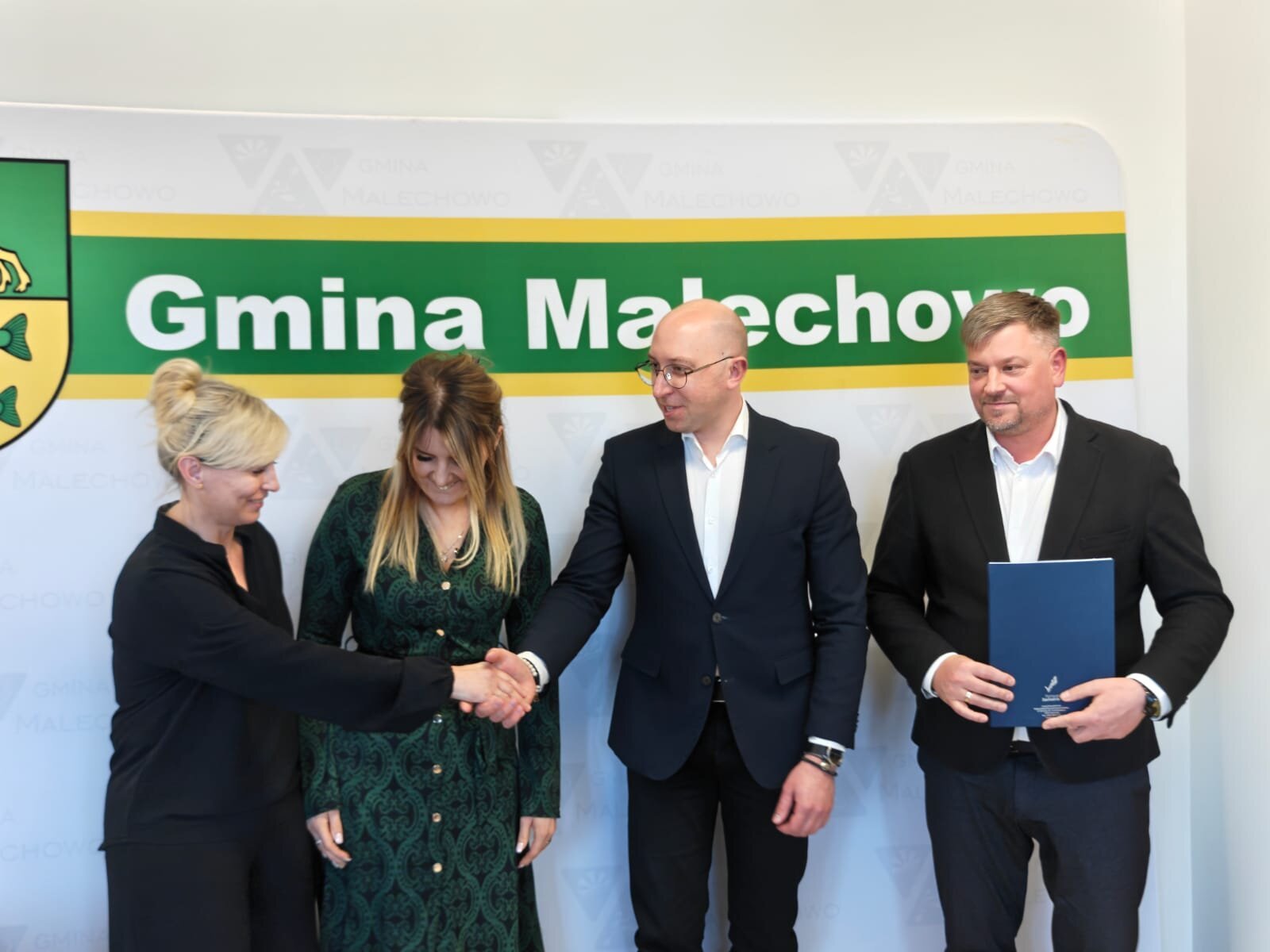 Strony porozumienia gratulują sobie podpisania umowy