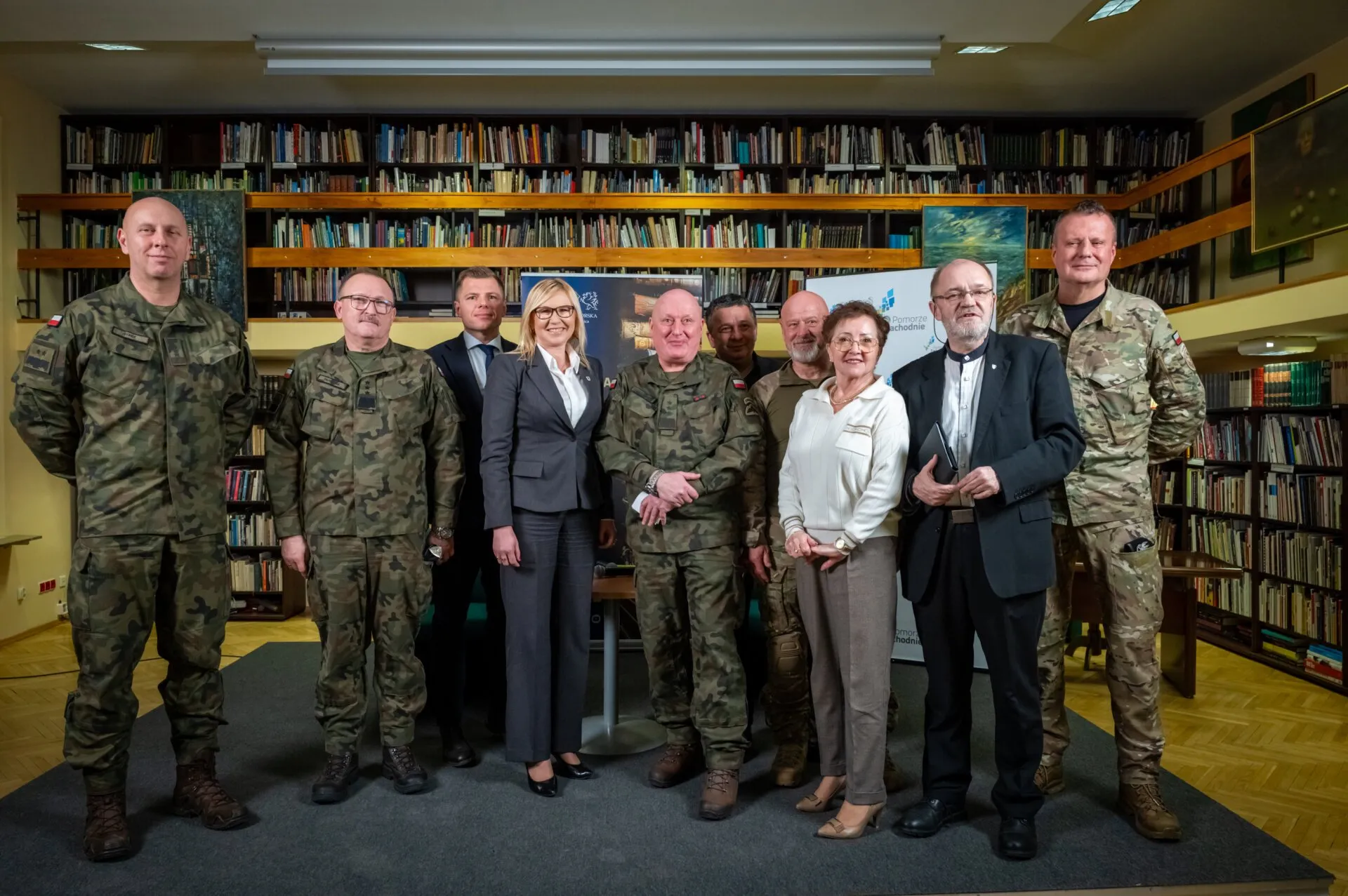 generał Marek Sokołowski, wicemarszałkini Anna Bańkowska, przewodnicząca sejmiku Teresa Kalina oraz inni uczestnicy debaty