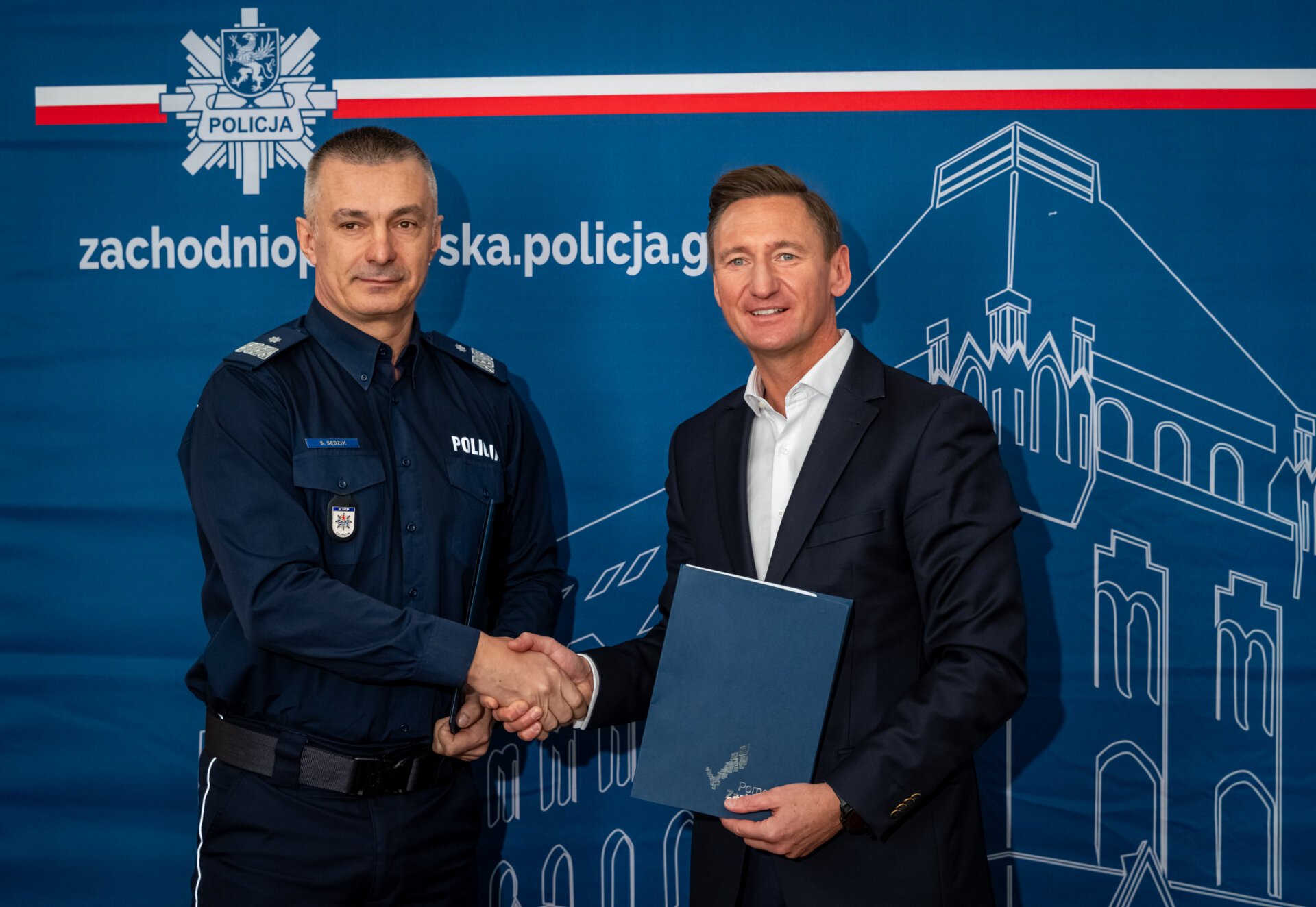 marszałek Olgierd Geblewicz z komendantem wojewódzkiej policji nadinsp. Szymonem Sędzikiem po podpisaniu umowy