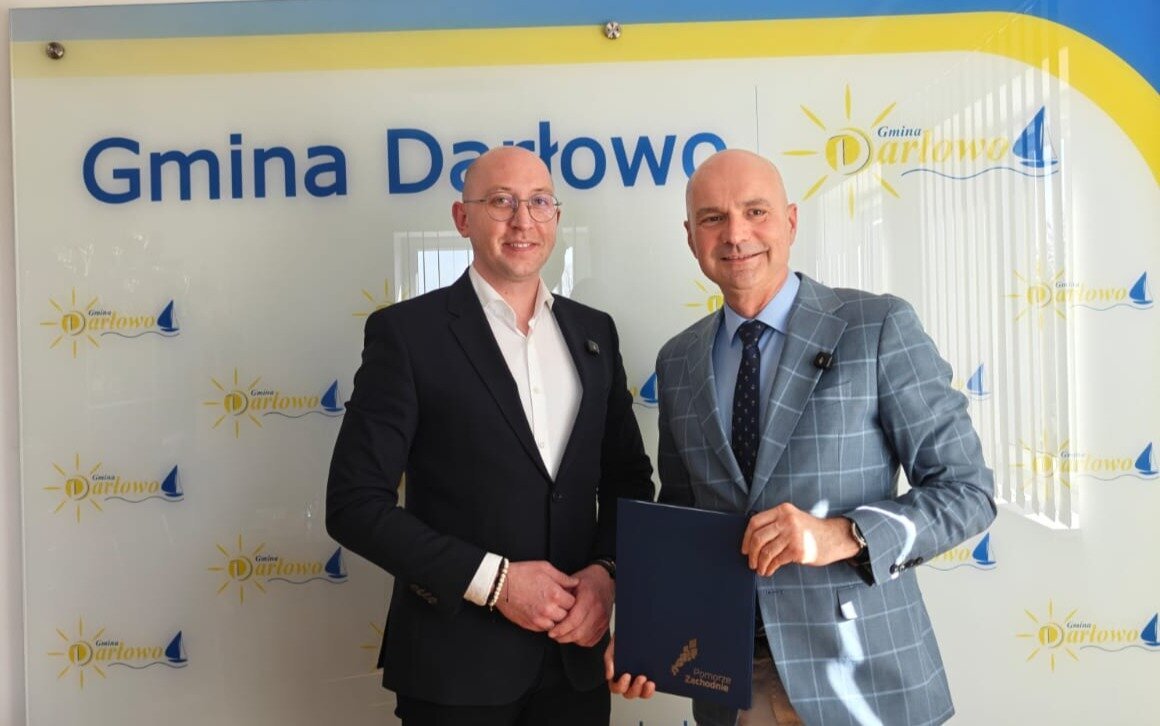 zdjęcie wicemarszałka i wójta na tle ścianki Gmina Darłowo