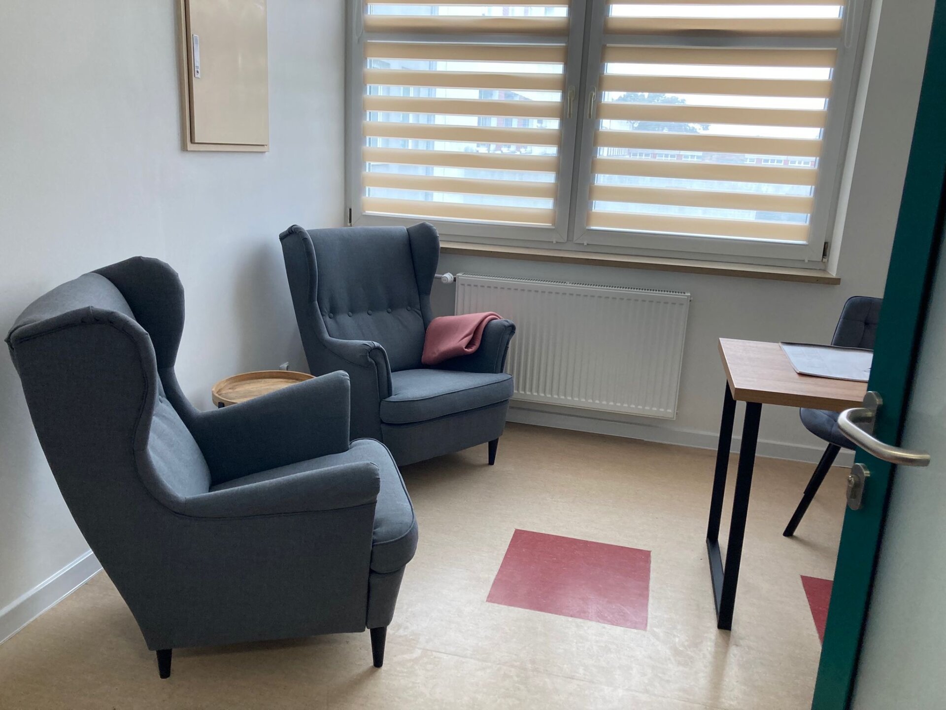 sala terapeutyczna - na pierwszym planie dwa szare, wygodne fotele