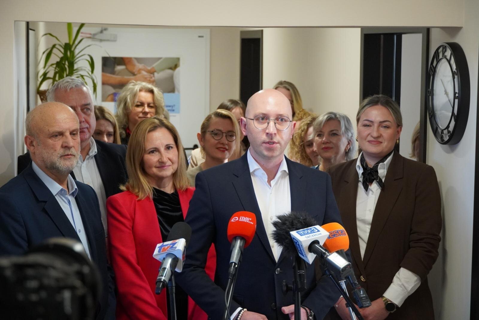 uroczyste otwarcie RCK - przed mikrofonami stoi wicemarszałek Kowalik