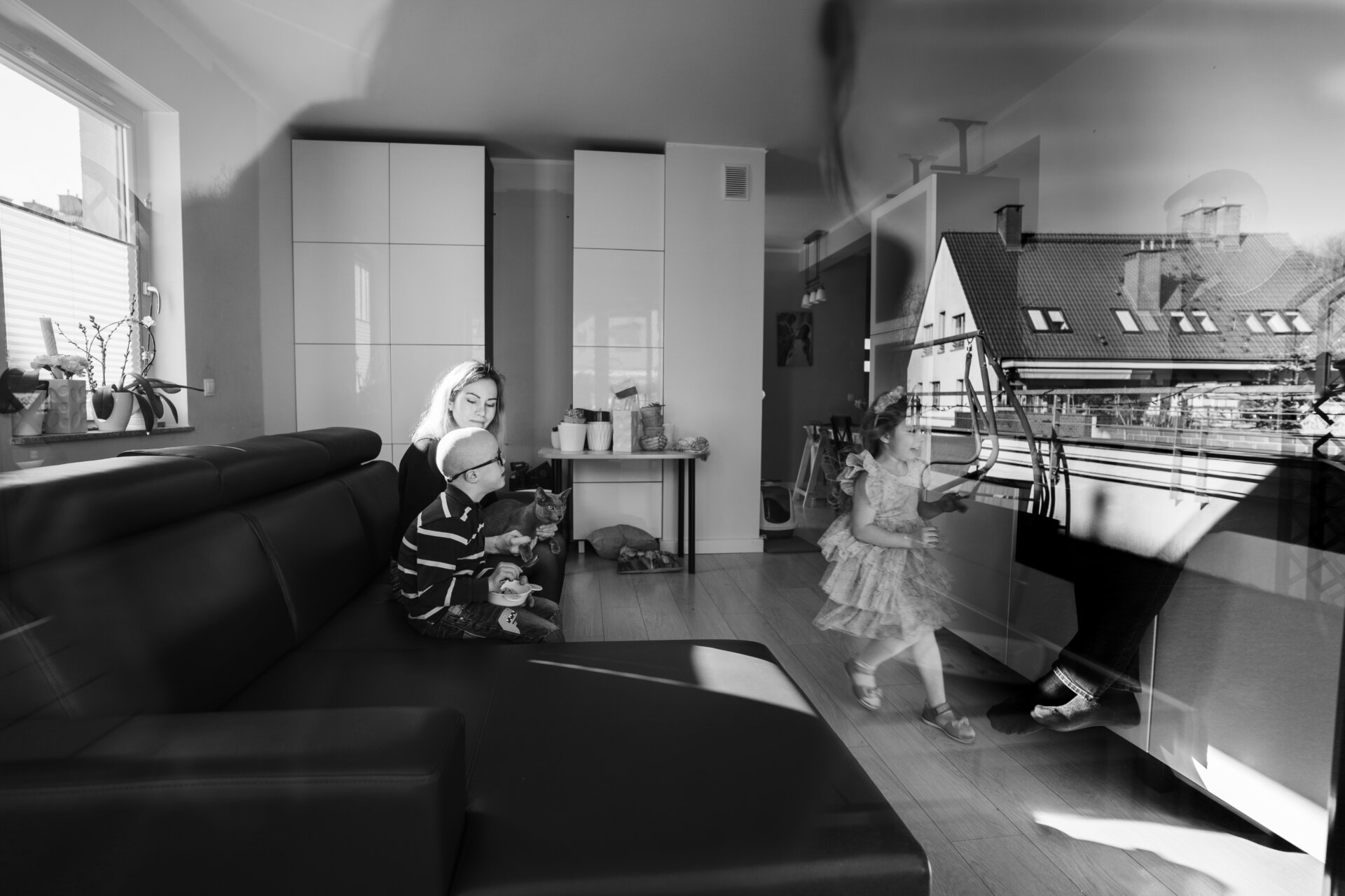 czarno-biała praca na wystawie, zdjęcie w kuchni