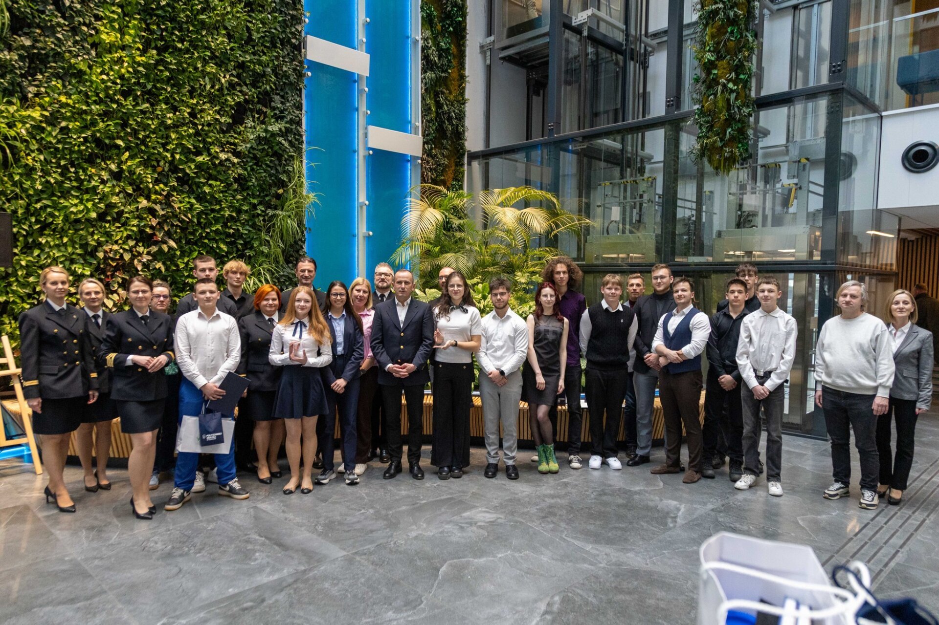 Wszyscy uczestnicy wydarzenia na ściance w Atrium