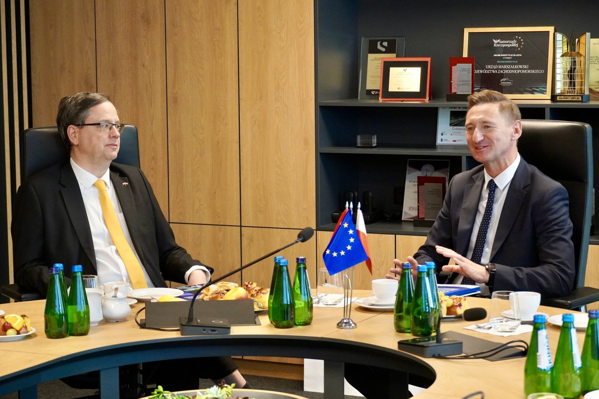 Ambasador Republiki Austrii w Polsce Hannes Schreiber i Marszałek Województwa Zachodniopomorskiego Olgierd Geblewicz spotkali się w Urzedzie Marszałkowskim w Szczecinie i rozmawiali o współpracy pomiędzy regionem i Austrią