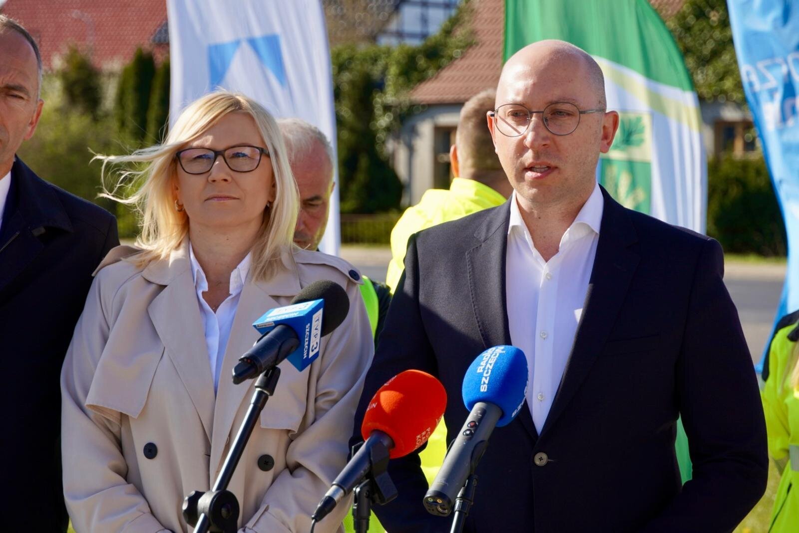 Wicemarszałkini Województwa Zachodniopomorskiego Anna Bańkowska oraz Wicemarszałek Jakub Kowalik przekazali wykonawcy plac budowy w Dygowie. W ciągu drogi wojewódzkiej 163 powstanie rondo, które poprawi płynność ruchu i bexzpieczeństwo