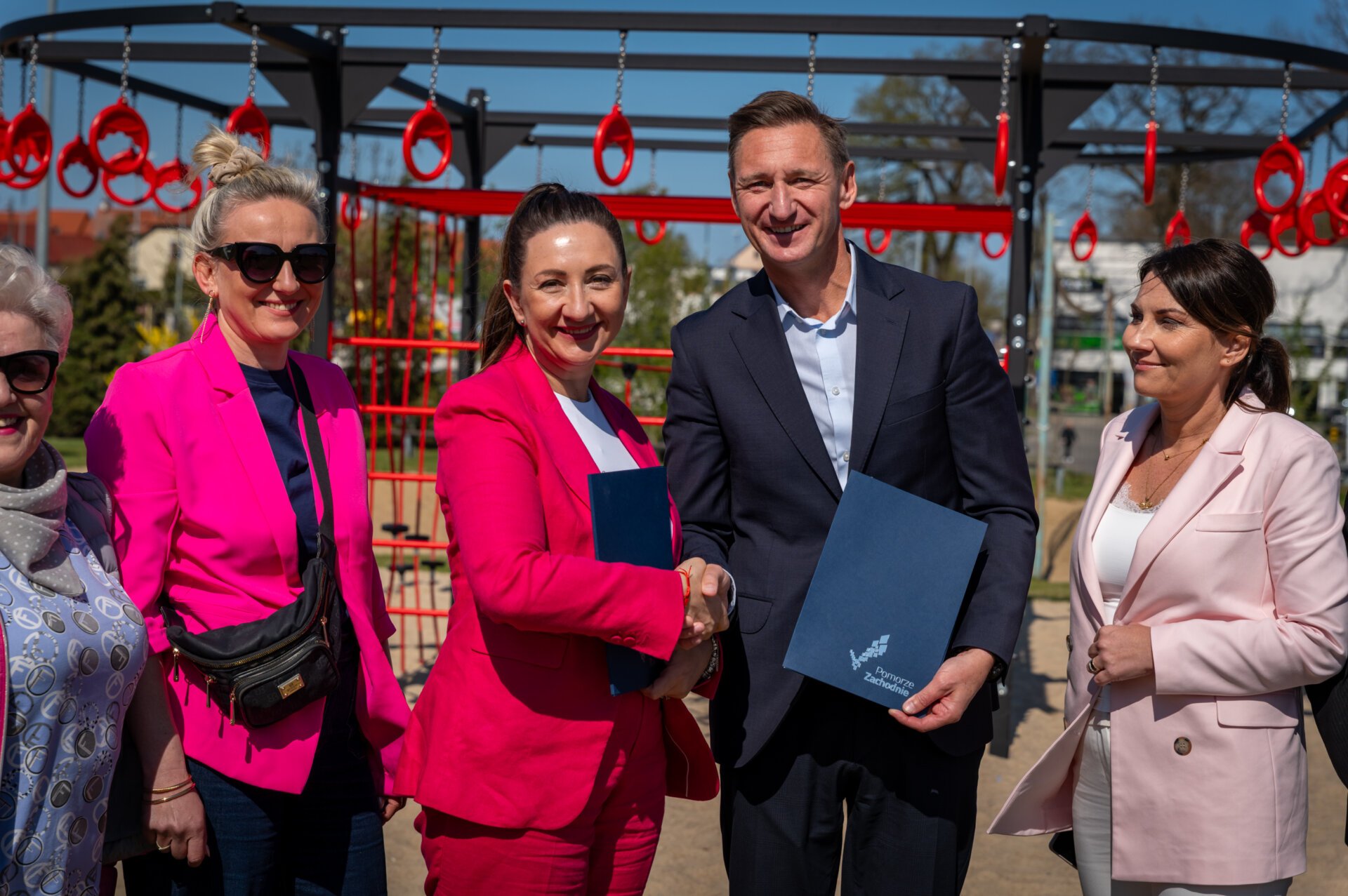 przekazanie umów . wspólne zdjęcie marszałka i wójt i przekazanie umowy