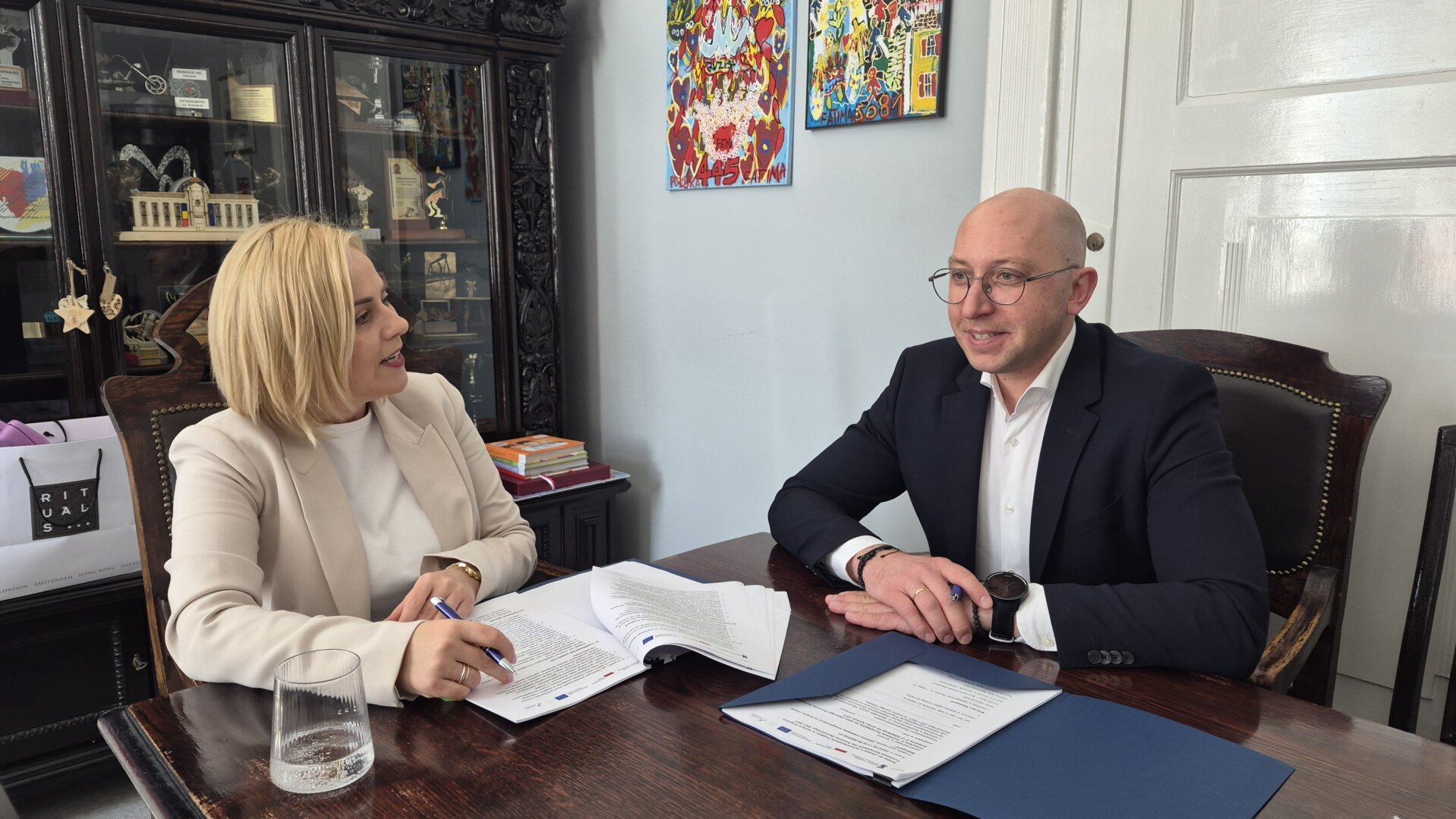 podpisanie umowy przez Emilię Bury i Jakuba Kowalika