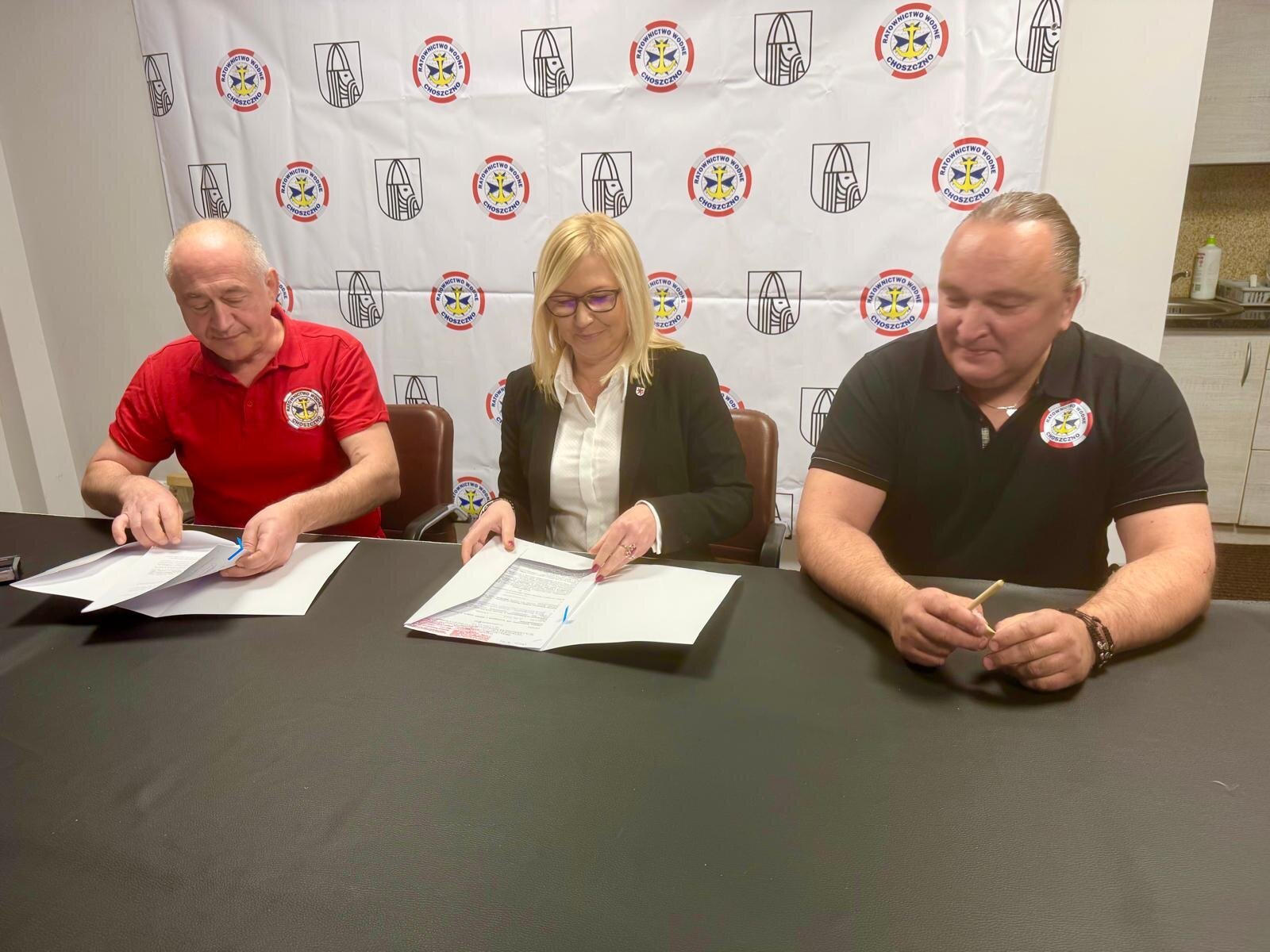 wicemarszałkini Anna Bańkowska, prezes JRW Choszczno Piotr Kamela oraz wiceprezes Dariusz Staruch podpisują przy stole umowę