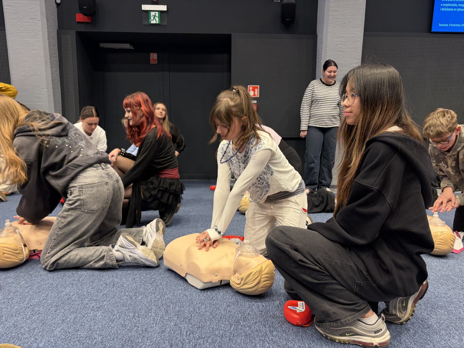 dziewczyny ćwiczą naukę udzielania pierwszej pomocy