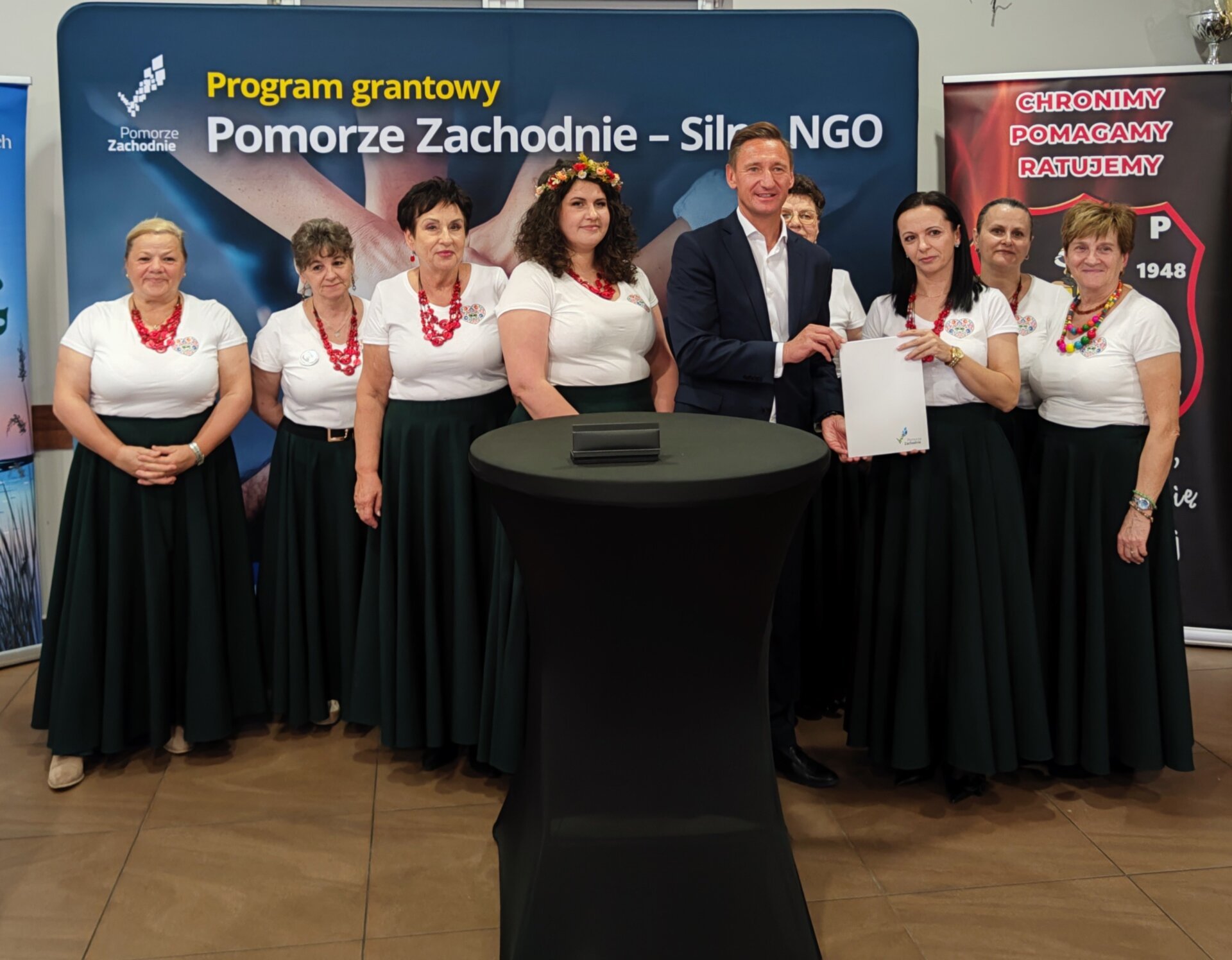 spotkanie marszałka z KGW, zdjęcie robione po podpisaniu umowy