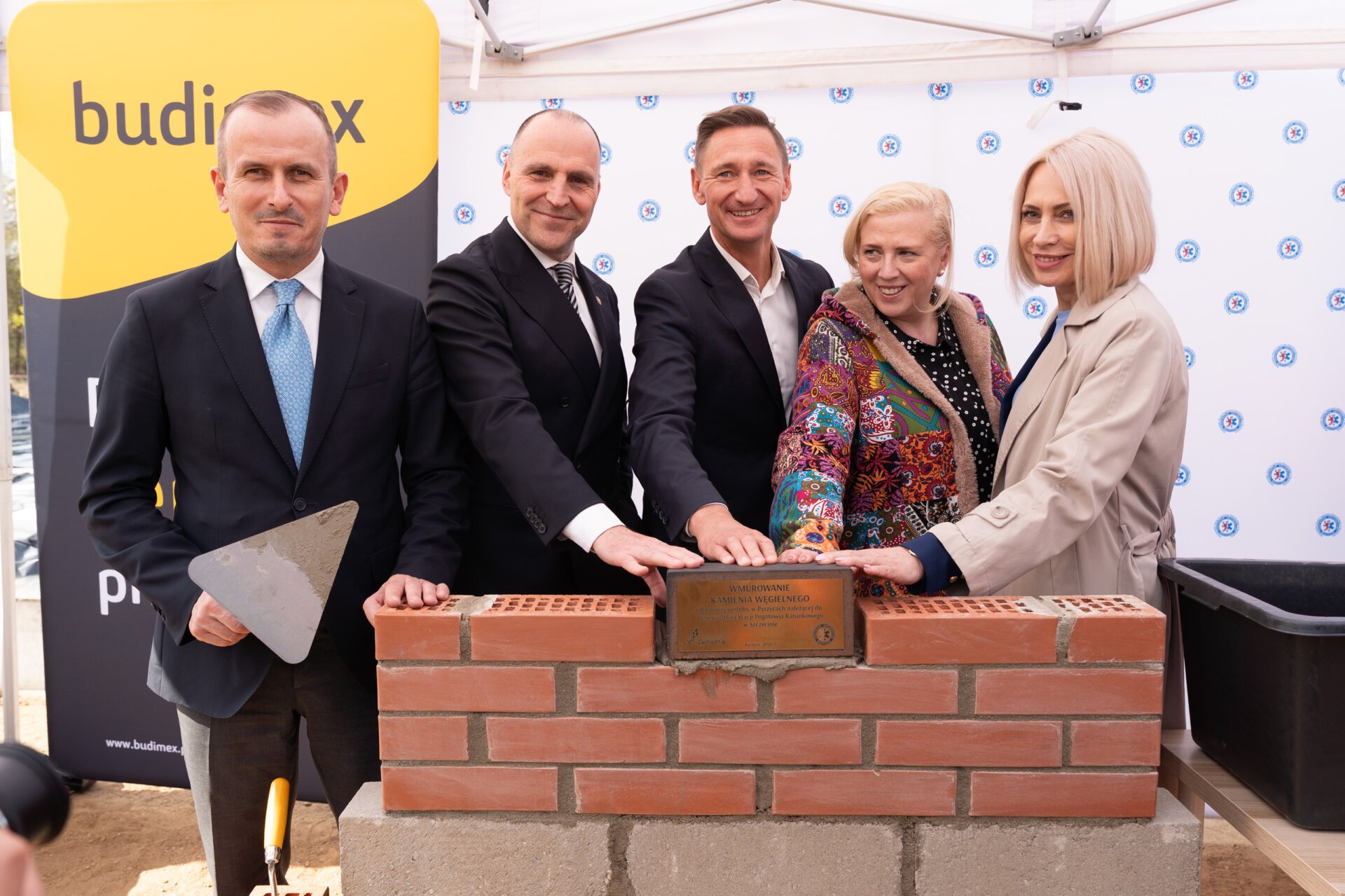 Goście uroczystości wmurowują kamień węgielny pod budowę nowej filii WSPR w Pyrzycach.