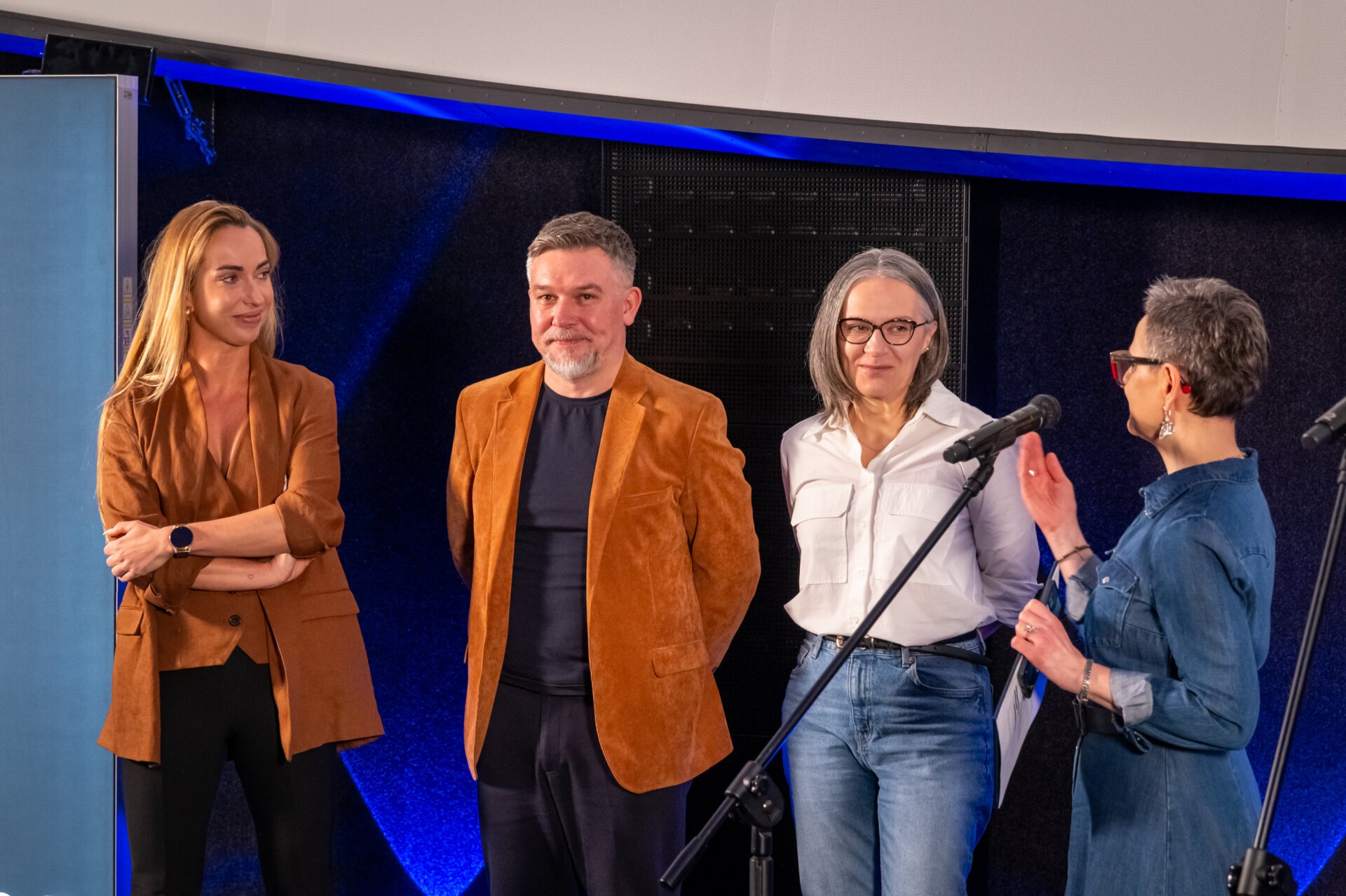 Troje Ambasadorów Pomorza Zachodniego - od lewej: Aleksandra Medvey-Gruszka, Przemysław Kowalewski i Agnieszka Piegat w Planetarium Morskiego Centrum Nauki w Szczecinie podczas premiery spotu promującego region