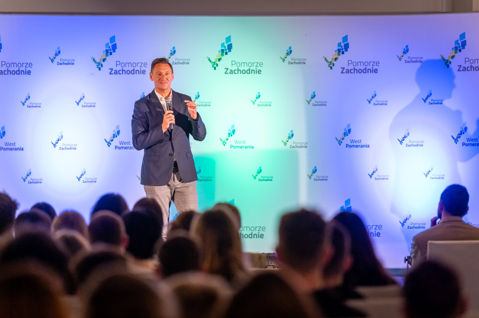 Marszałek Województwa Zachodniopomorskiego Olgierd Geblewicz na spotkaniu z uczestnikami III edycji "Zawodowego Summer Camp" w Międzyzdrojach