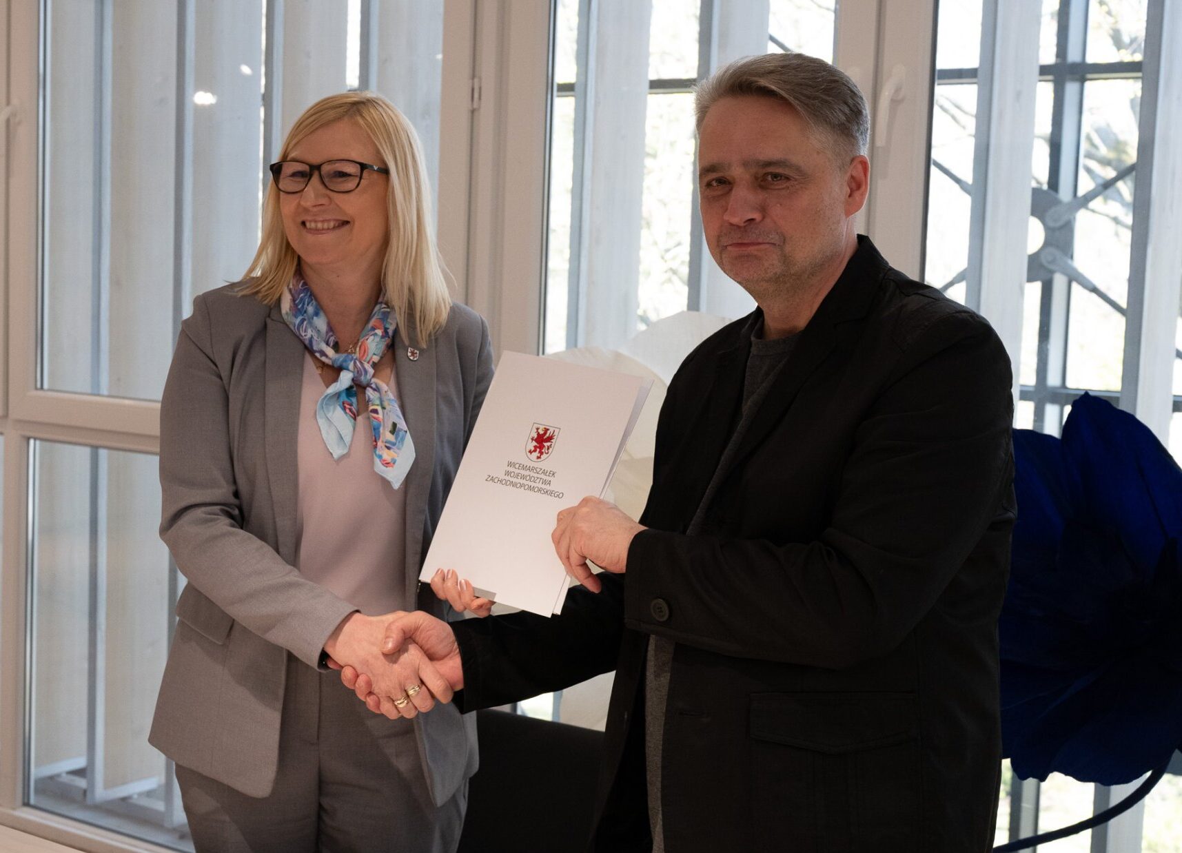 Wicemarszałkini Anna Bańkowska i Dyrektor Biura Literackiego Artur Burszta podpisali umowe